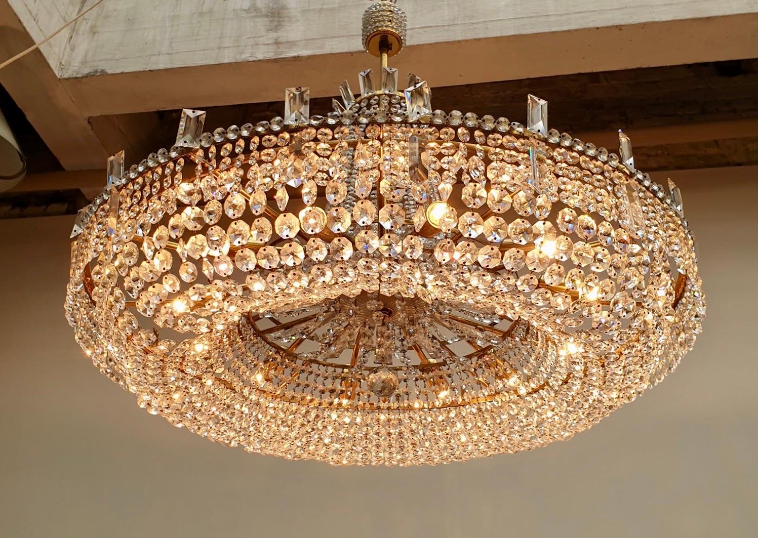 Monumental and Spectacular Crystal Basket Chandelier In Good Condition In Antwerp, BE