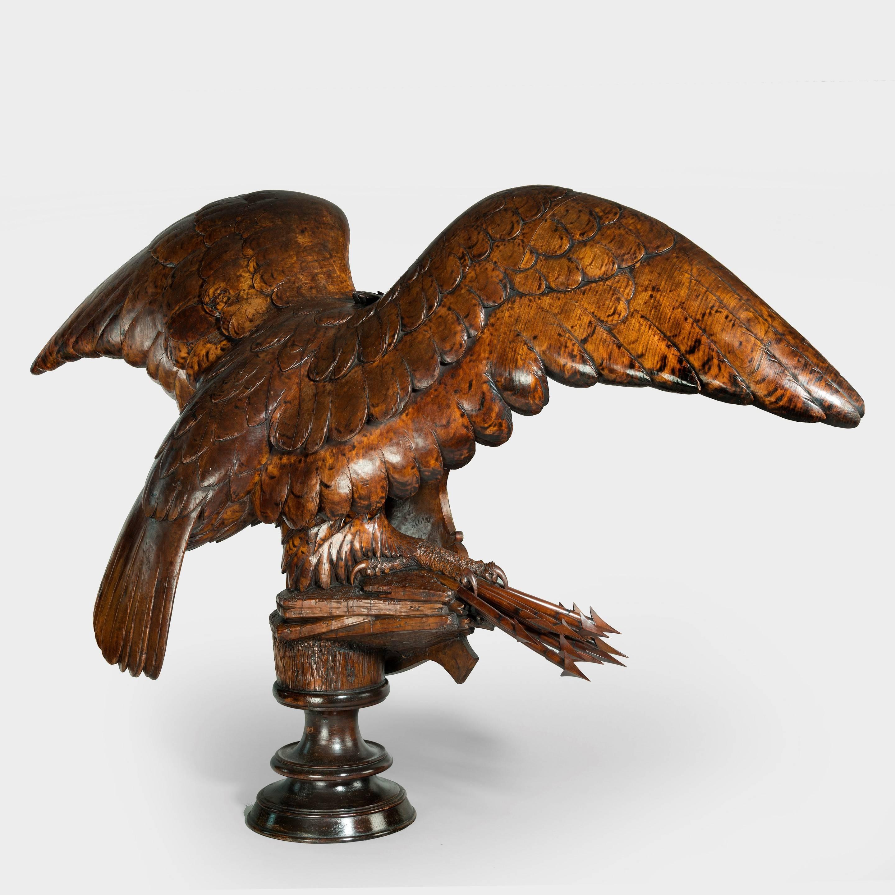 20ième siècle Monumentale et saisissante sculpture en noyer de la Forêt-Noire représentant un aigle en vente