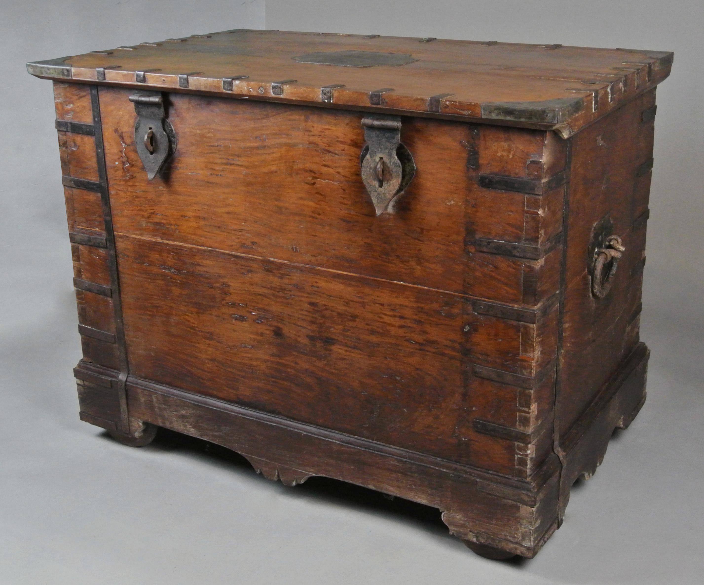 Monumental e Inusual Arqueta de Dote de Teca y Hierro del Siglo XVIII c. 1770 en Bueno estado para la venta en Heathfield, GB