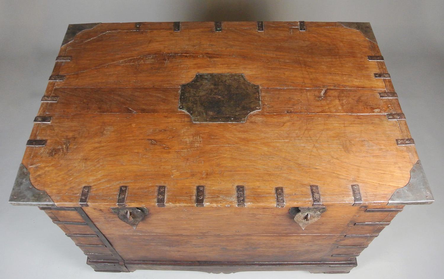 Monumental e Inusual Arqueta de Dote de Teca y Hierro del Siglo XVIII c. 1770 finales del siglo XVIII en venta