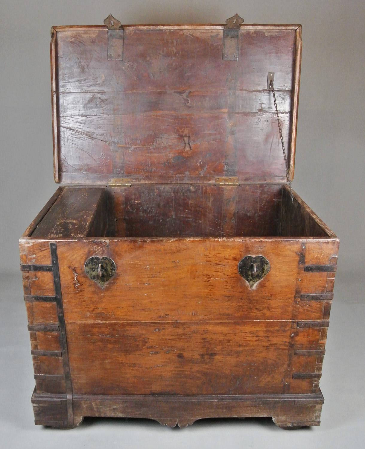 Monumental e Inusual Arqueta de Dote de Teca y Hierro del Siglo XVIII c. 1770 en venta 1