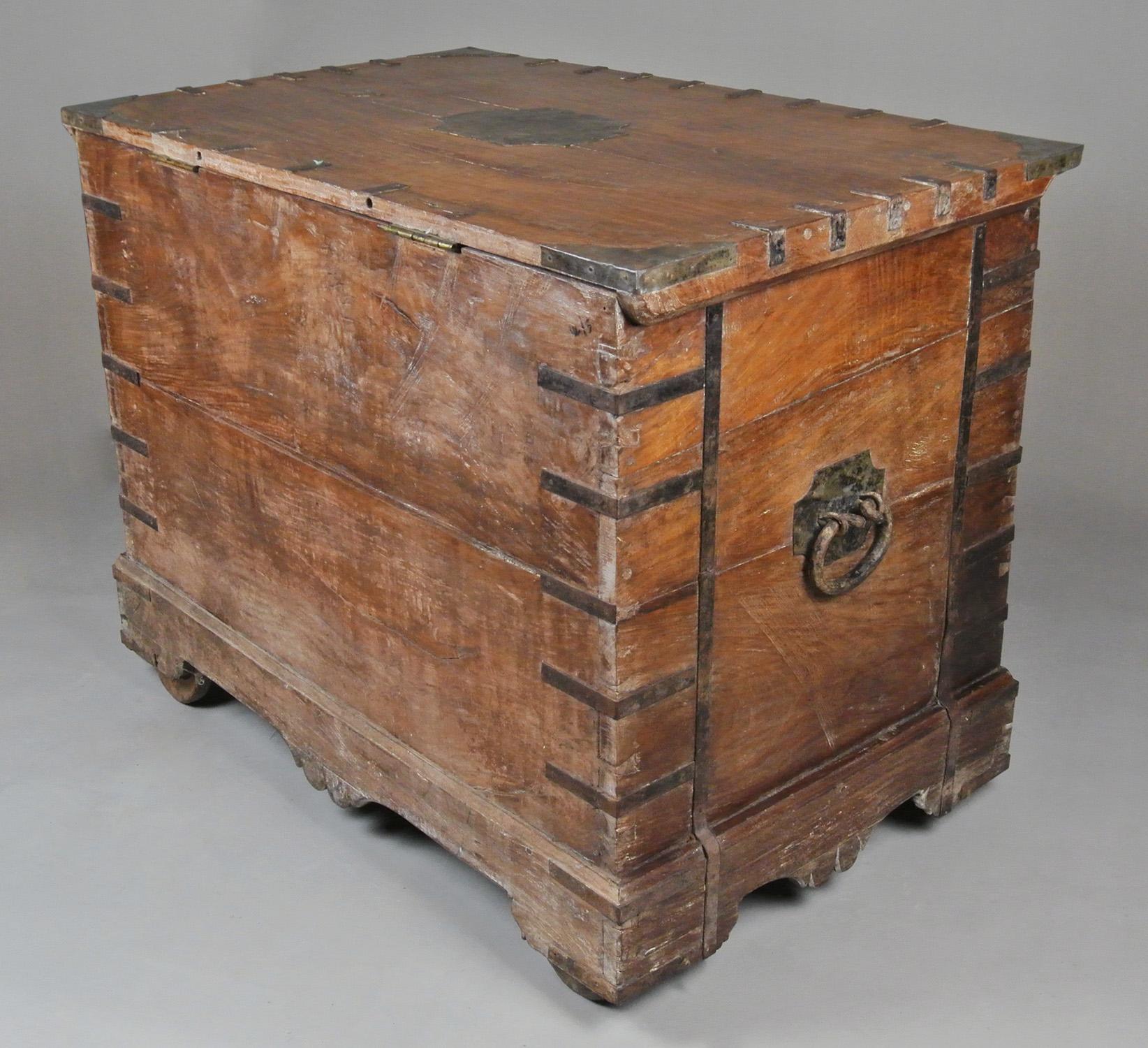 Monumental e Inusual Arqueta de Dote de Teca y Hierro del Siglo XVIII c. 1770 en venta 3