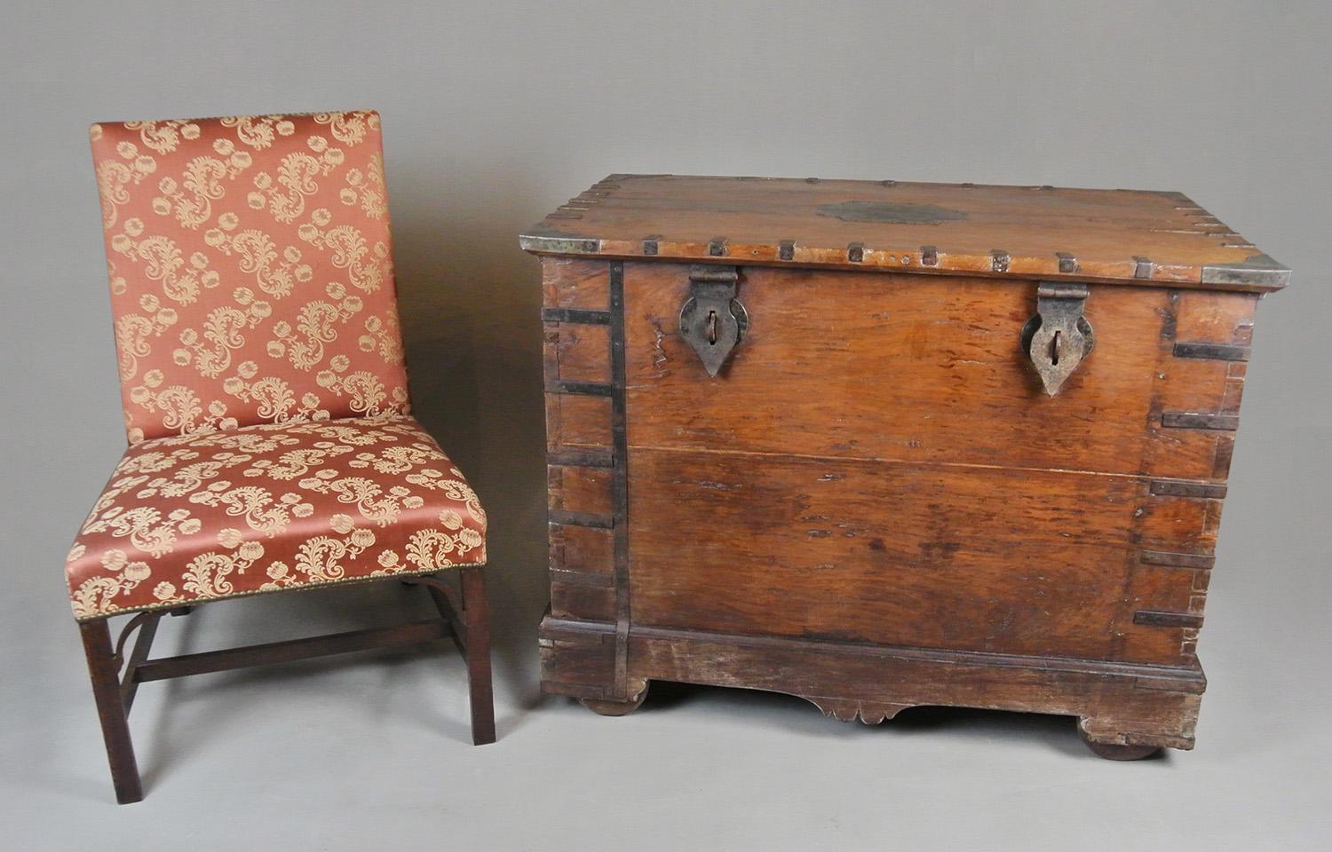 Monumental e Inusual Arqueta de Dote de Teca y Hierro del Siglo XVIII c. 1770 en venta 4