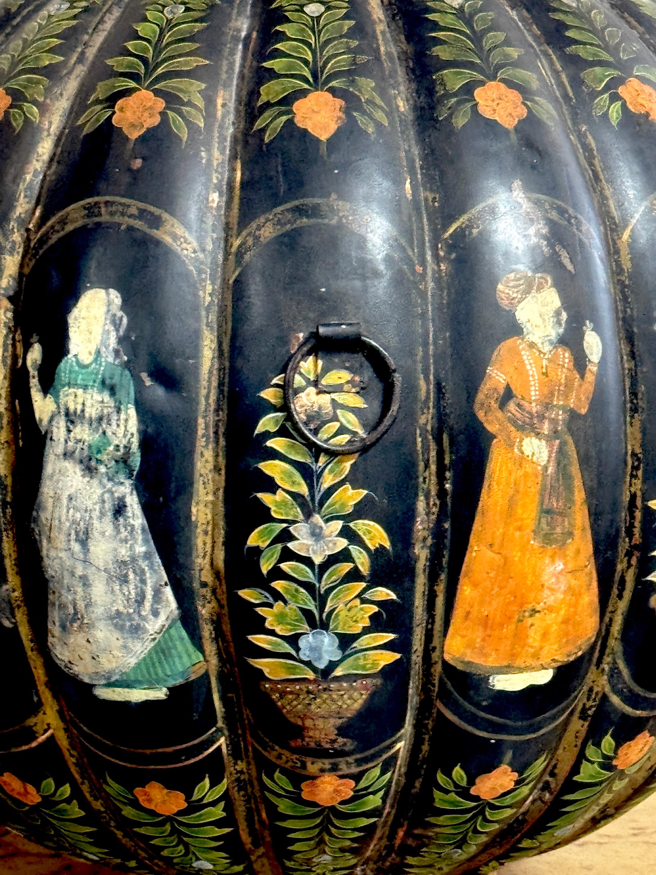 Monumentale urne en tôle de Rajasthan polychromée anglo-indienne avec couvercle bulbeux en vente 4