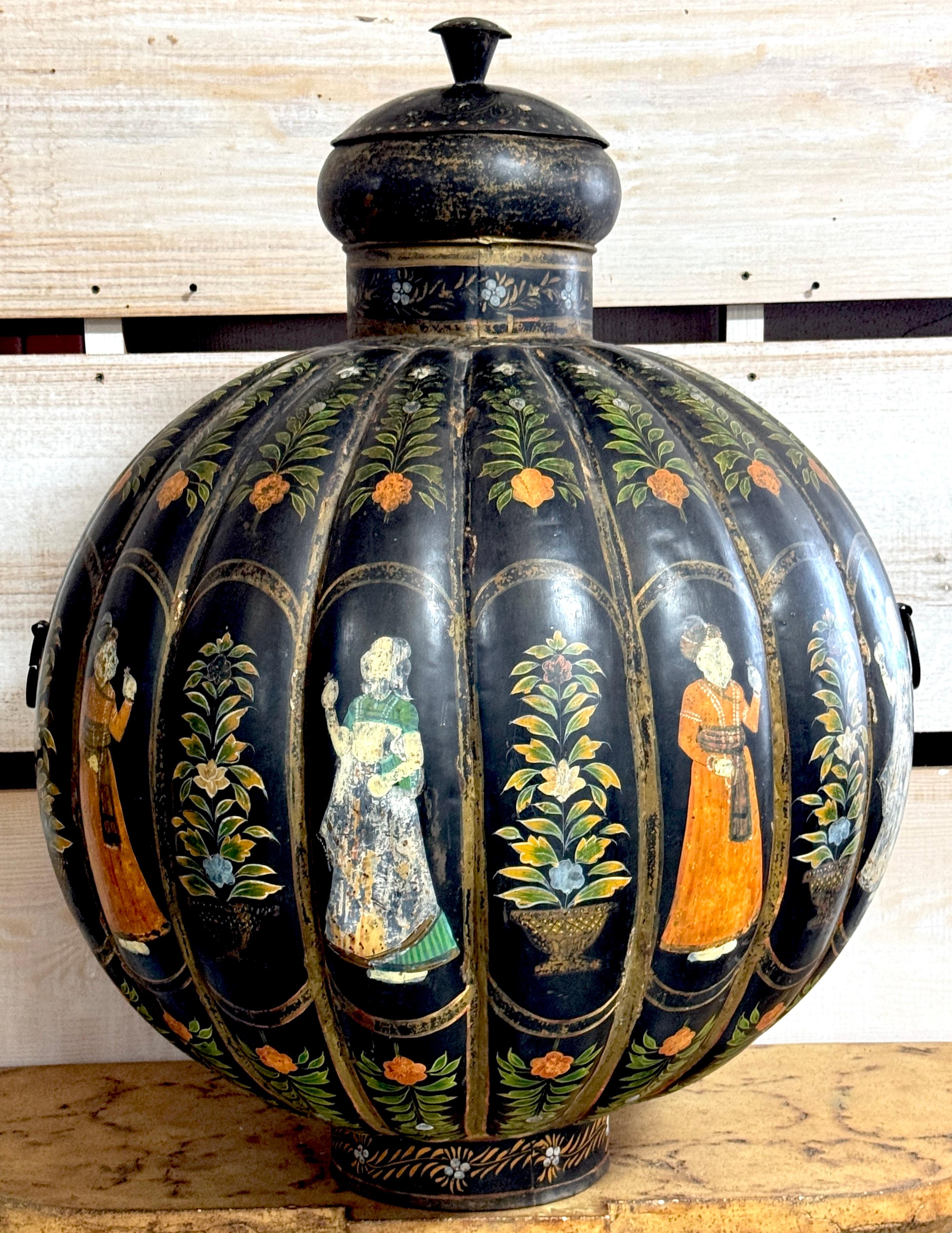 Urne monumentale Anglo-Indienne Polychromée Rajasthan Bulbeuse Recouverte d'une Tole 

Inde, Vers les années 1960

Exemple monumental de l'art anglo-indien, cette urne bulbeuse couverte du Rajasthan polychrome, fabriquée en Inde vers les années