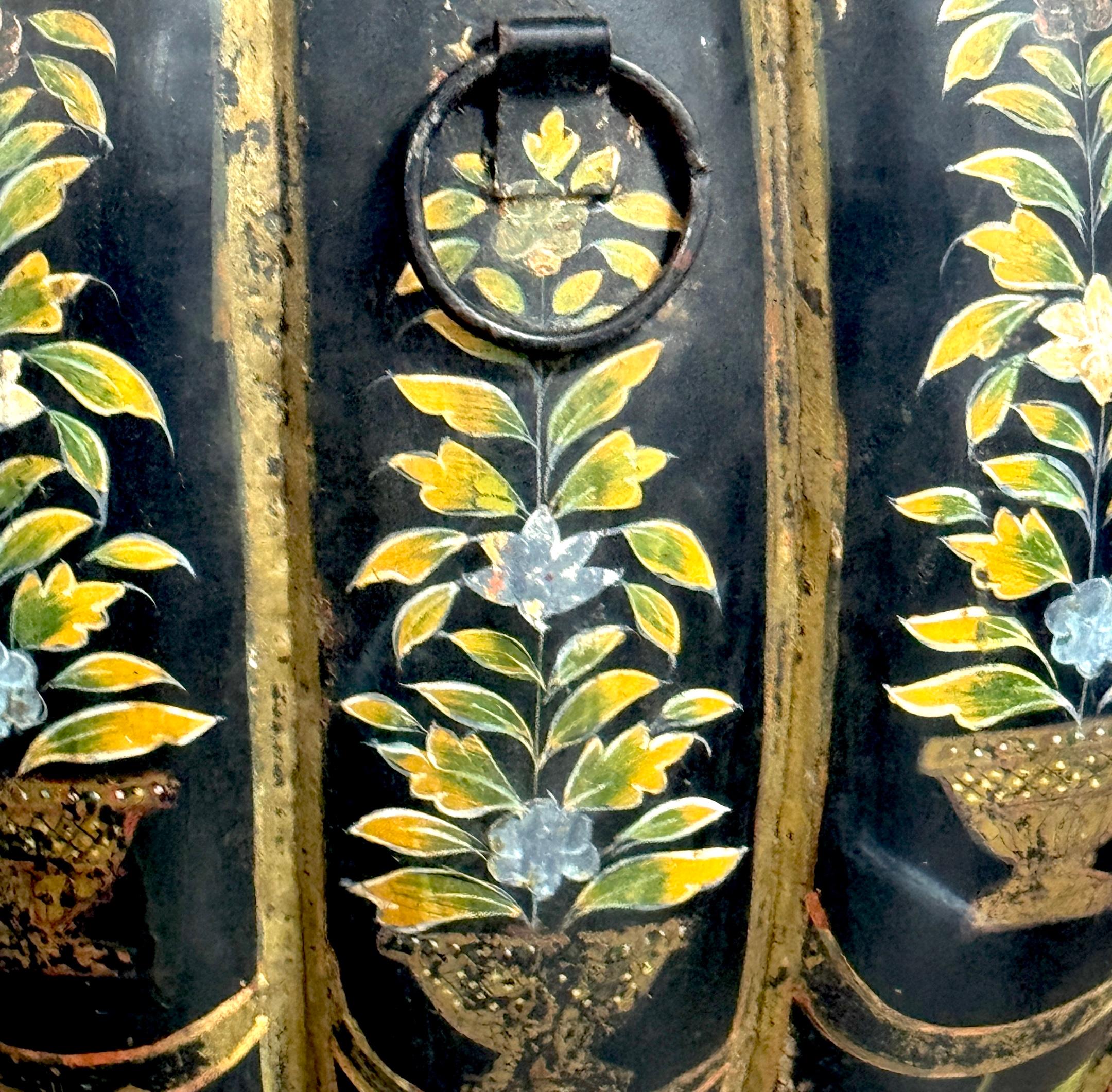 Monumentale urne en tôle de Rajasthan polychromée anglo-indienne avec couvercle bulbeux Bon état - En vente à West Palm Beach, FL