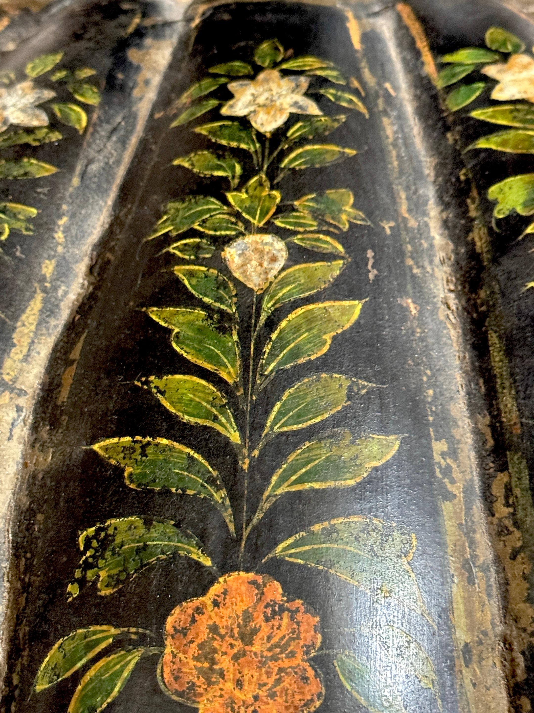20ième siècle Monumentale urne en tôle de Rajasthan polychromée anglo-indienne avec couvercle bulbeux en vente