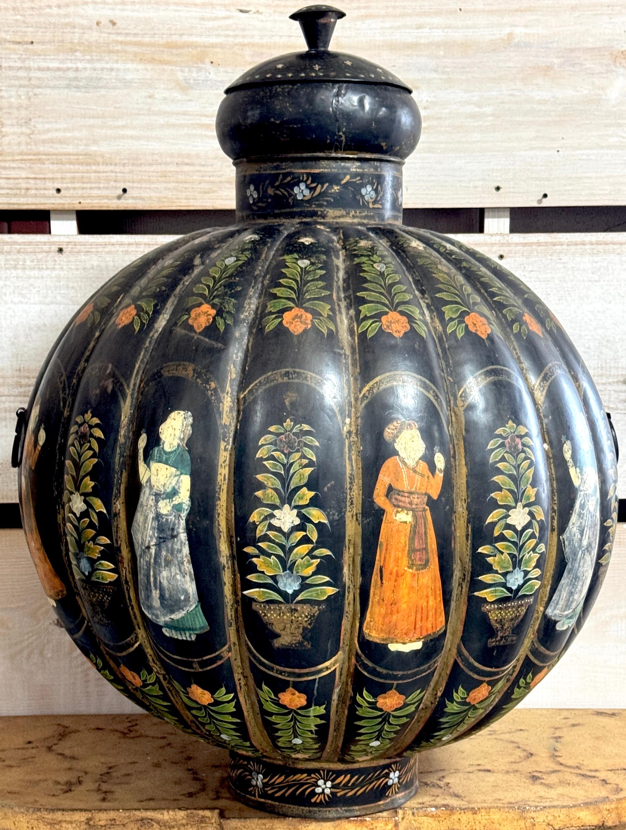 Métal Monumentale urne en tôle de Rajasthan polychromée anglo-indienne avec couvercle bulbeux en vente