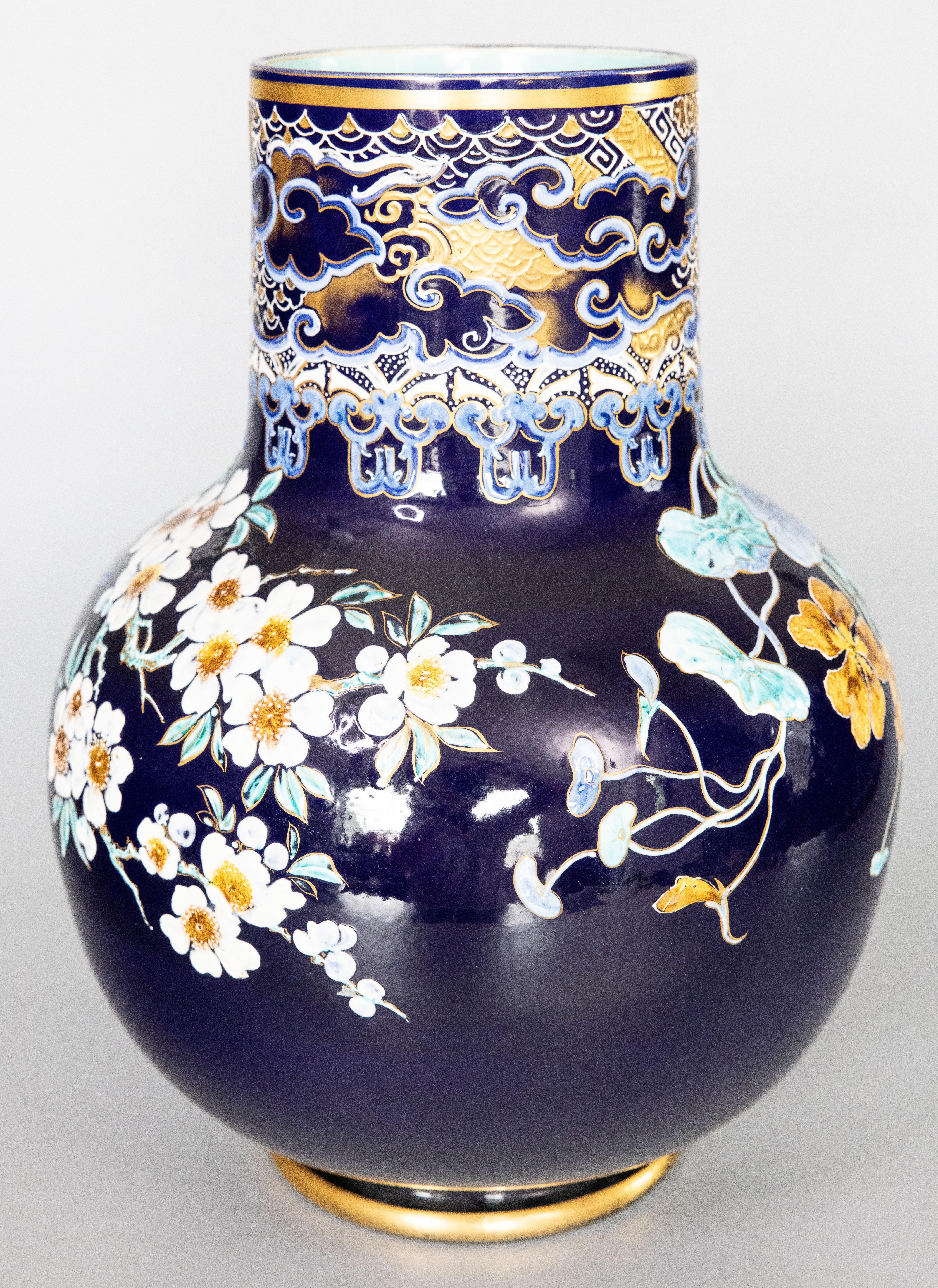 Vaso monumentale in maiolica di Antique French del XIX secolo in vendita 6