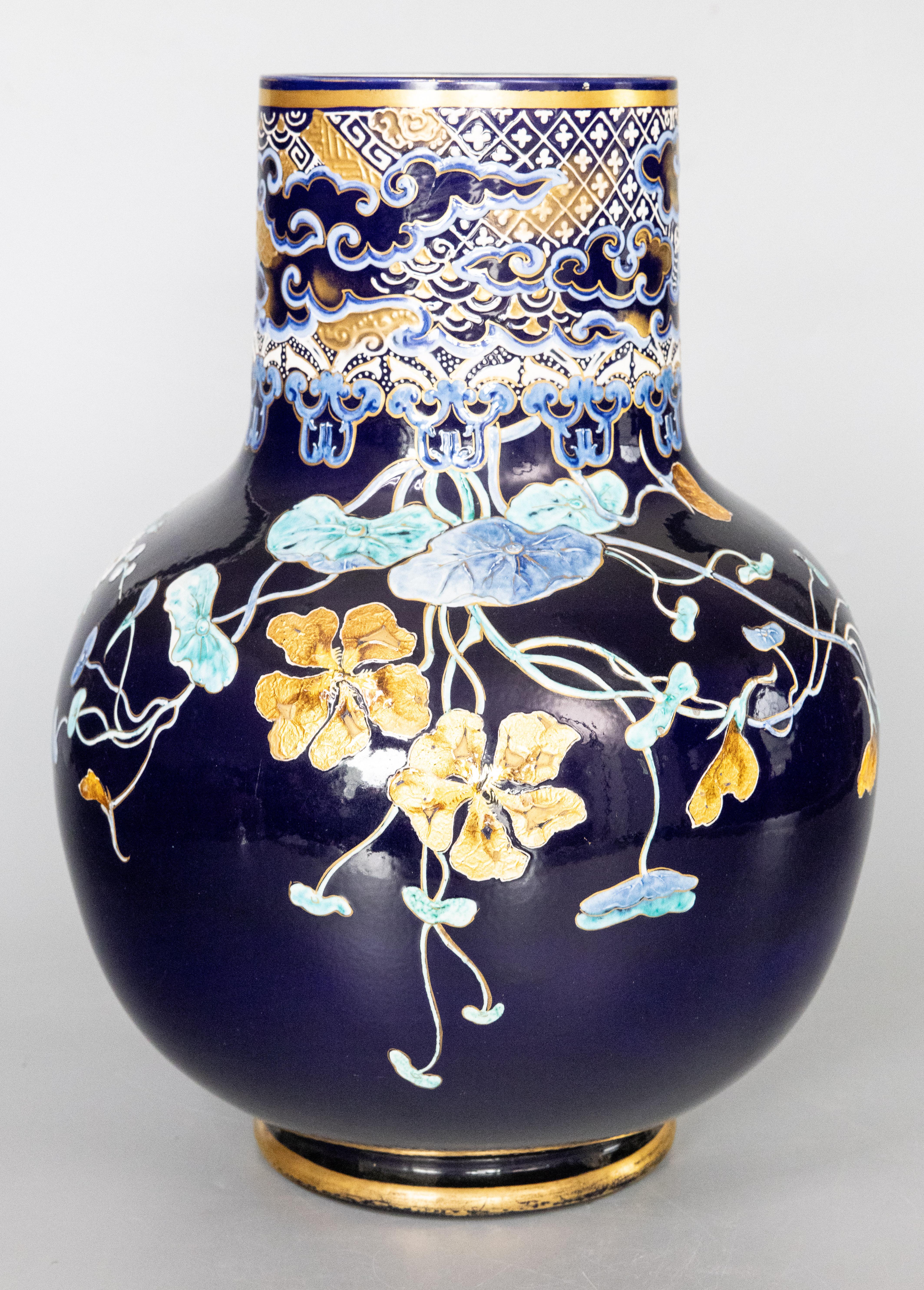 Splendido vaso monumentale in maiolica di Sarreguemines francese del XIX secolo. Marchio del fabbricante sul retro. Questo squisito vaso è di grandi dimensioni e pesante, con un peso di oltre 13 libbre, decorato con fiori dipinti a mano, ninfee e