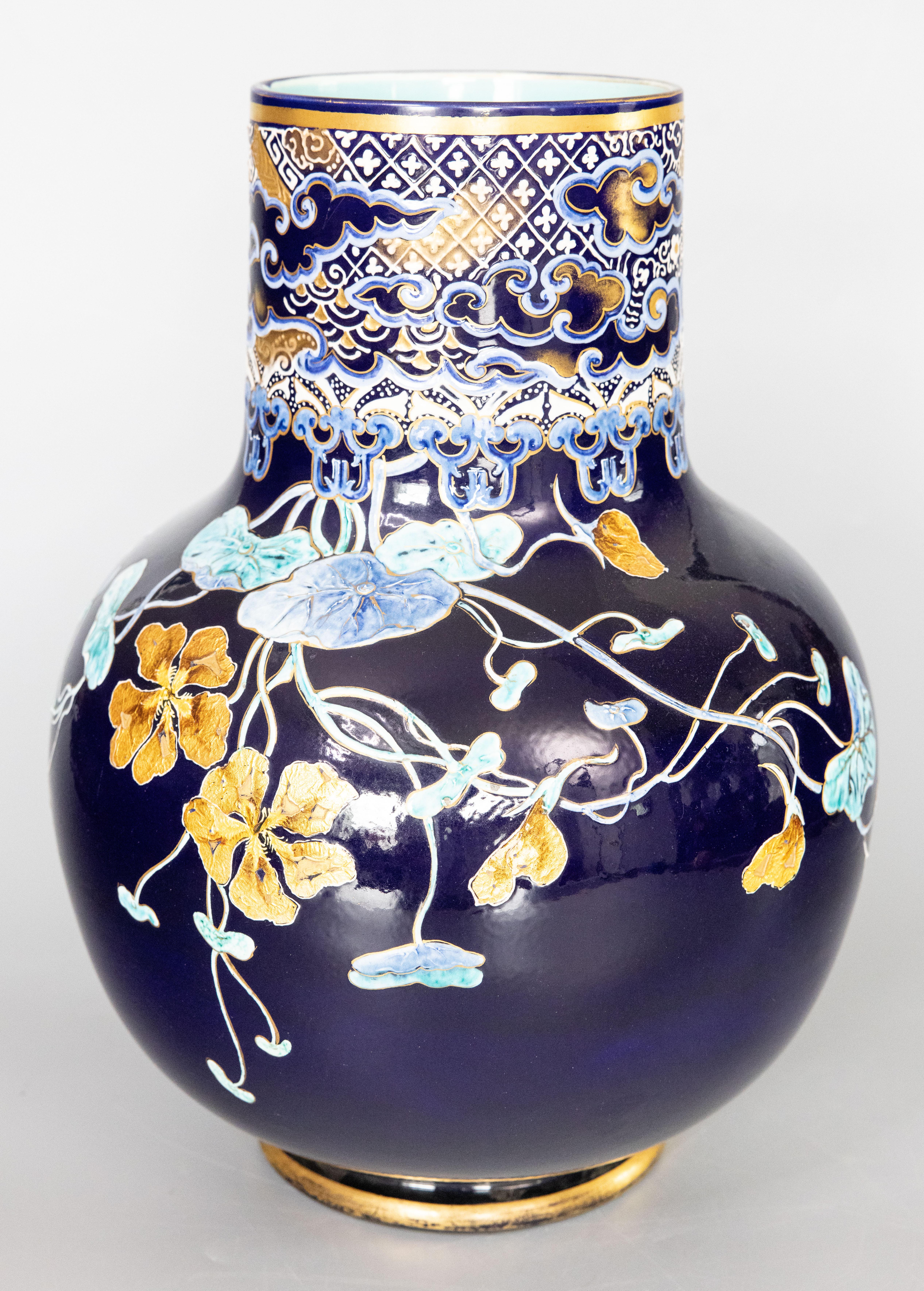 Francese Vaso monumentale in maiolica di Antique French del XIX secolo in vendita