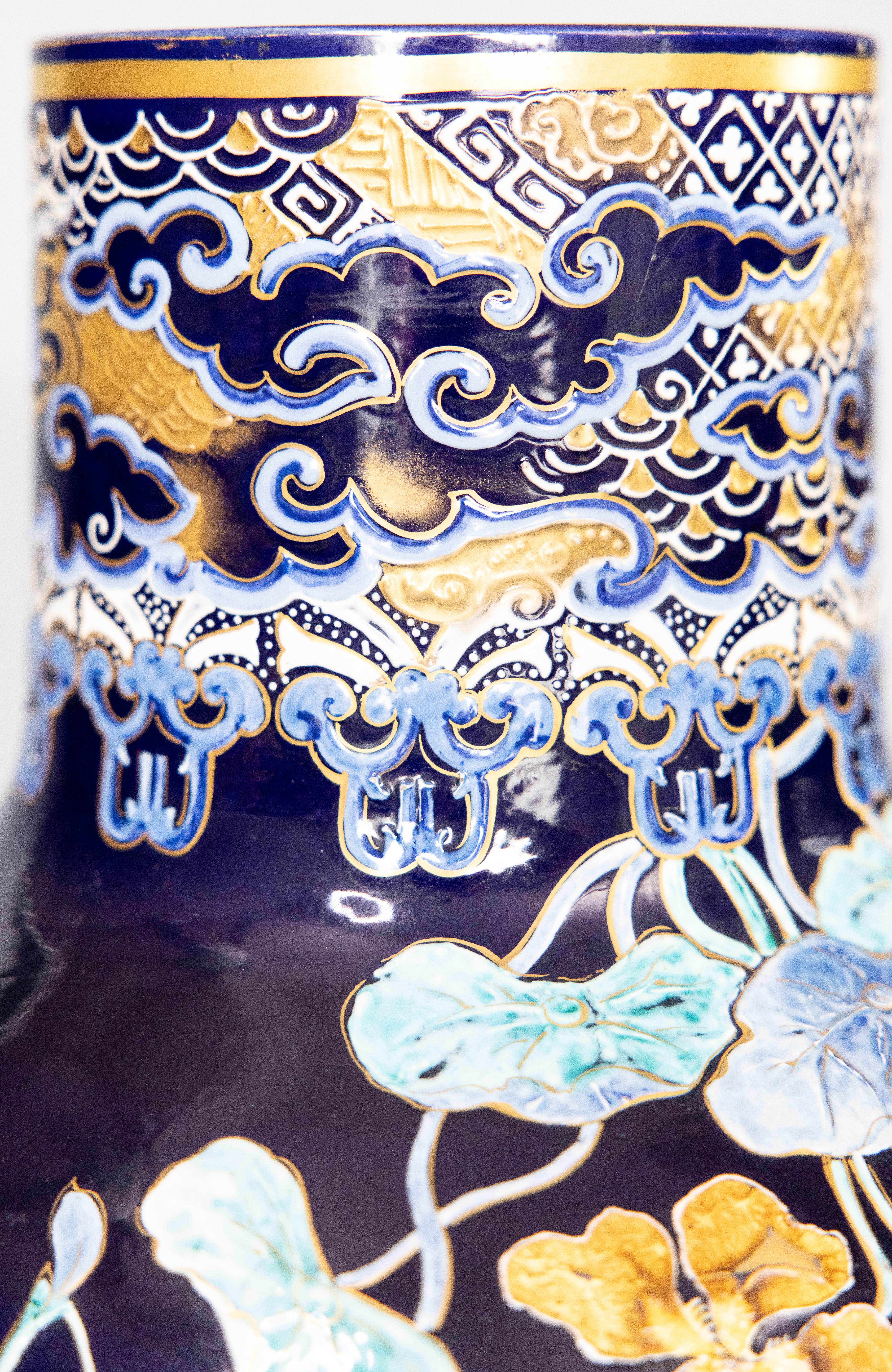 Vaso monumentale in maiolica di Antique French del XIX secolo in vendita 1