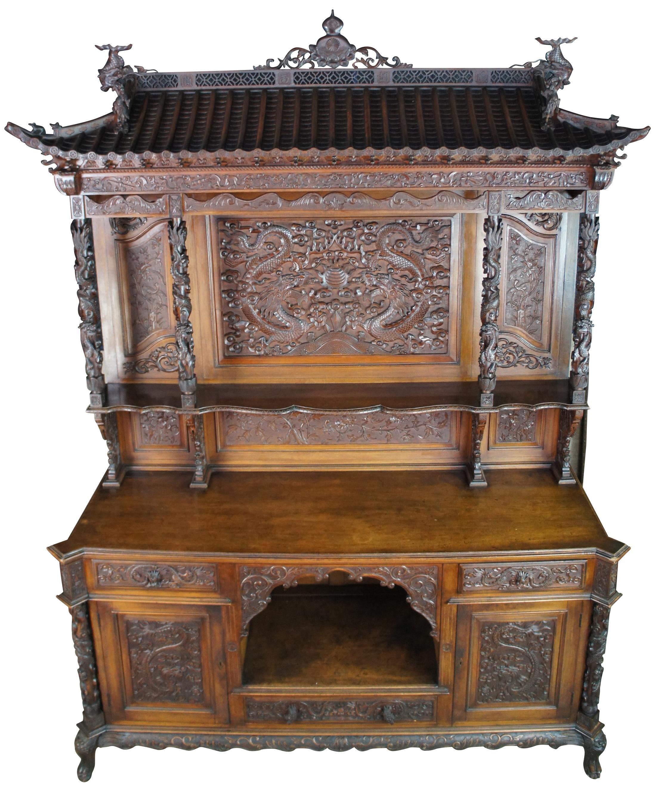 Un ensemble de salle à manger sculpté de style victorien Chinoiserie, vers les années 1880, d'une rareté exceptionnelle. Fabriquée en acajou, elle est ornée d'un dragon chinois en haut-relief sculpté sur toute sa surface. La suite comprend une