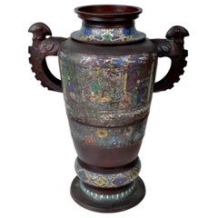 Vase monumental en bronze cloisonné champlevé de style archaïque chinois:: vers 1890