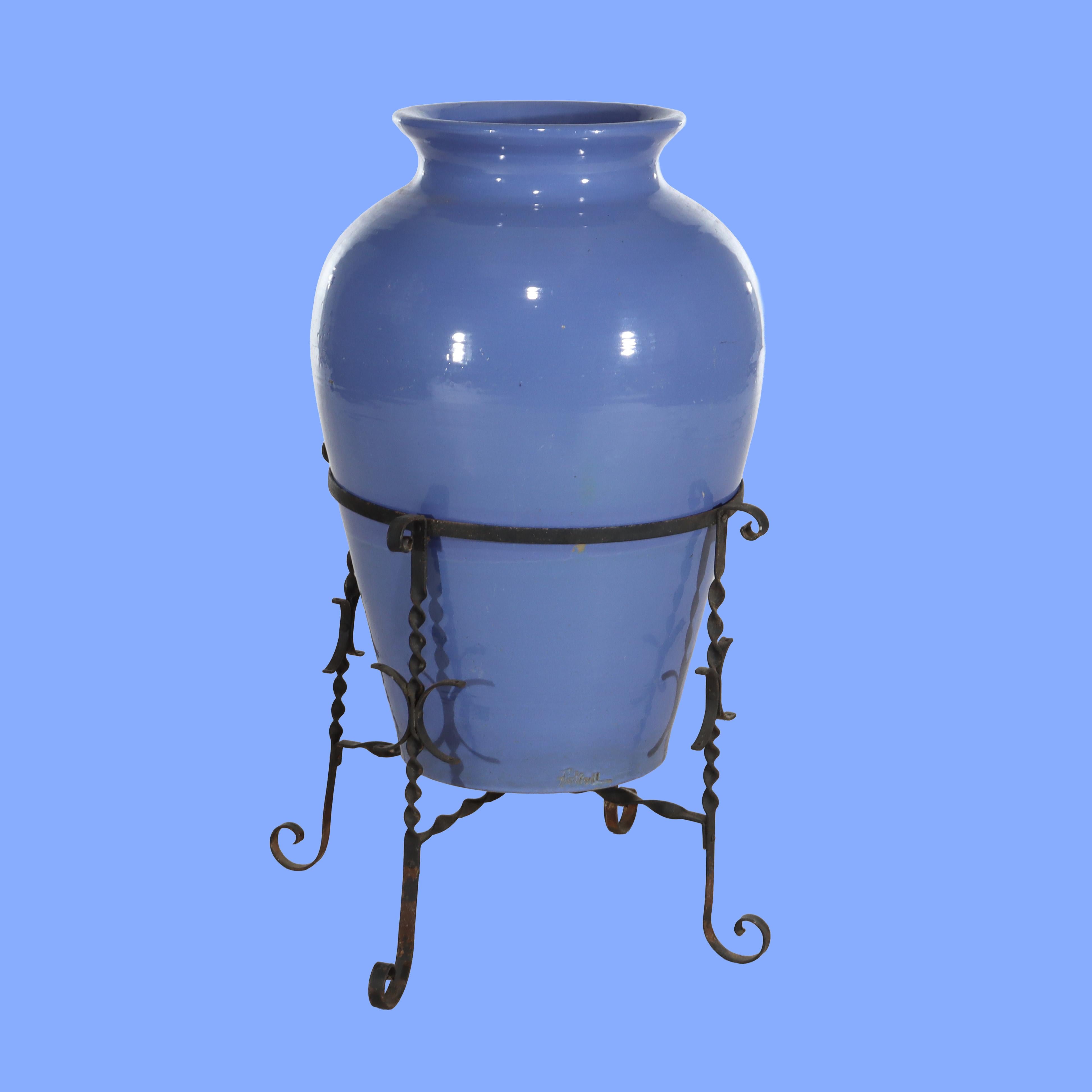 82274-LTW Monumentale antike Kunst & Handwerk Töpferei Ölkrug mit schmiedeeisernen Rahmen signiert & nummeriert C1920

Maße - 34 1/2