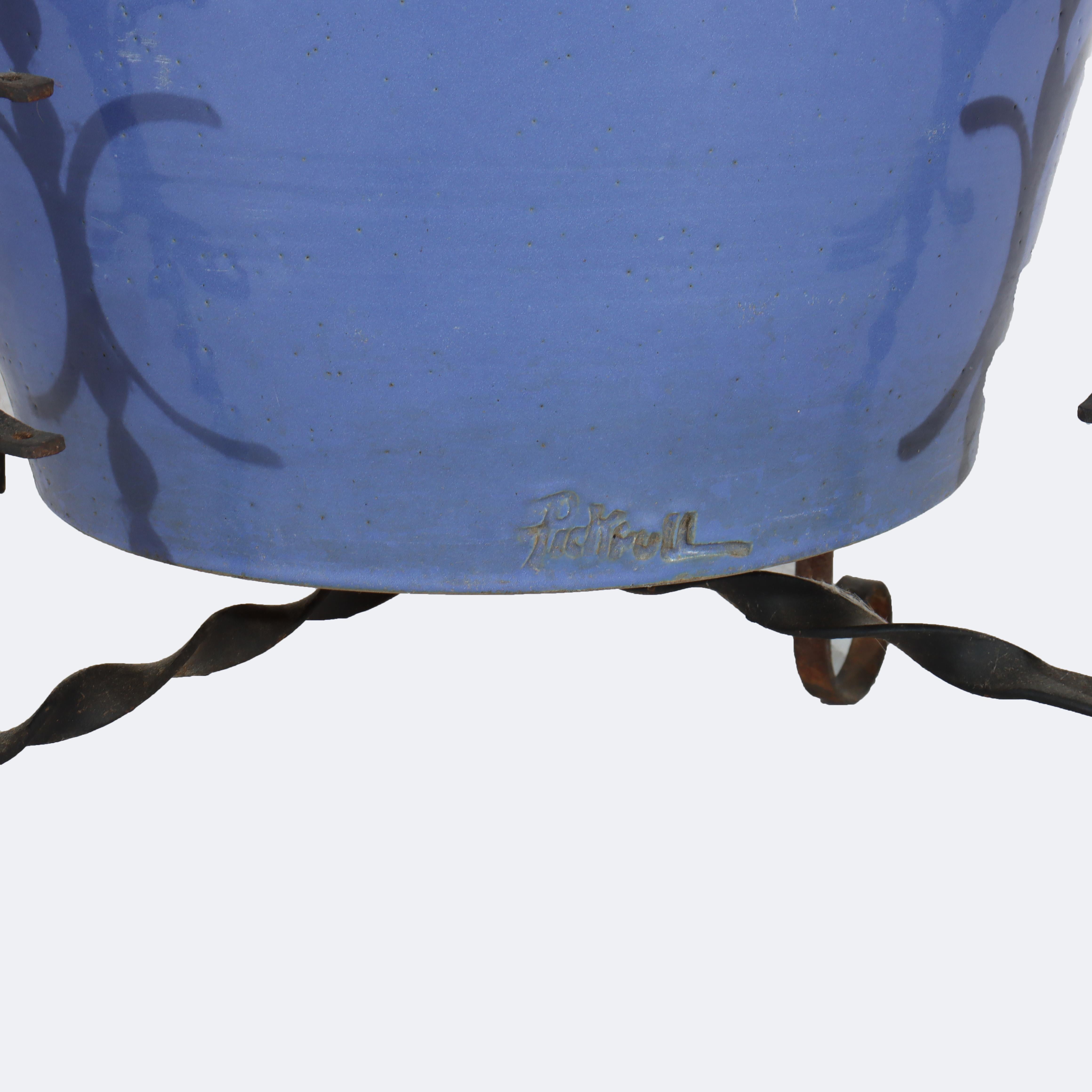 Monumentale antike Arts & Crafts Keramik Ölkrug mit schmiedeeisernen Stand c1920 im Zustand „Gut“ im Angebot in Big Flats, NY