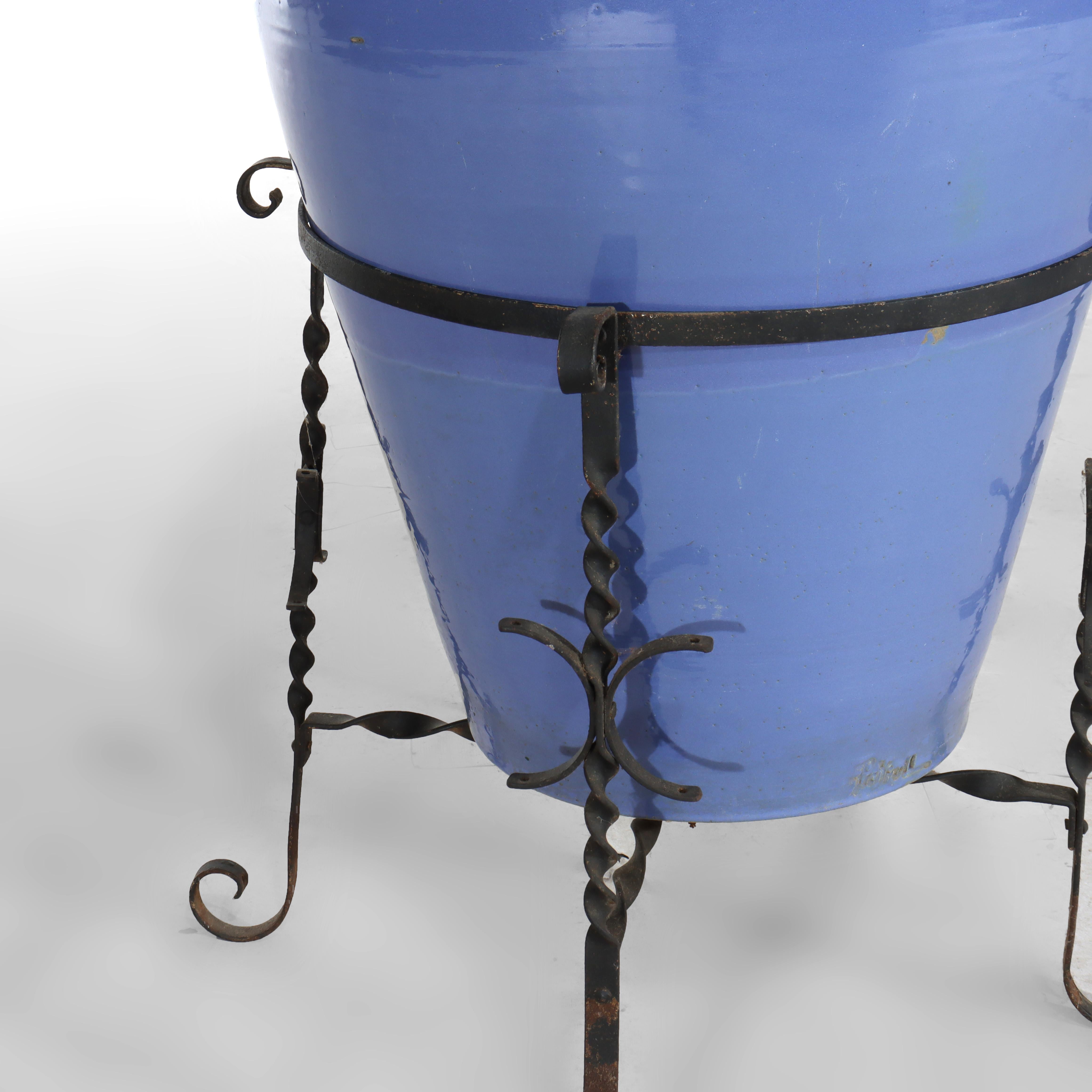 Monumentale antike Arts & Crafts Keramik Ölkrug mit schmiedeeisernen Stand c1920 im Angebot 1