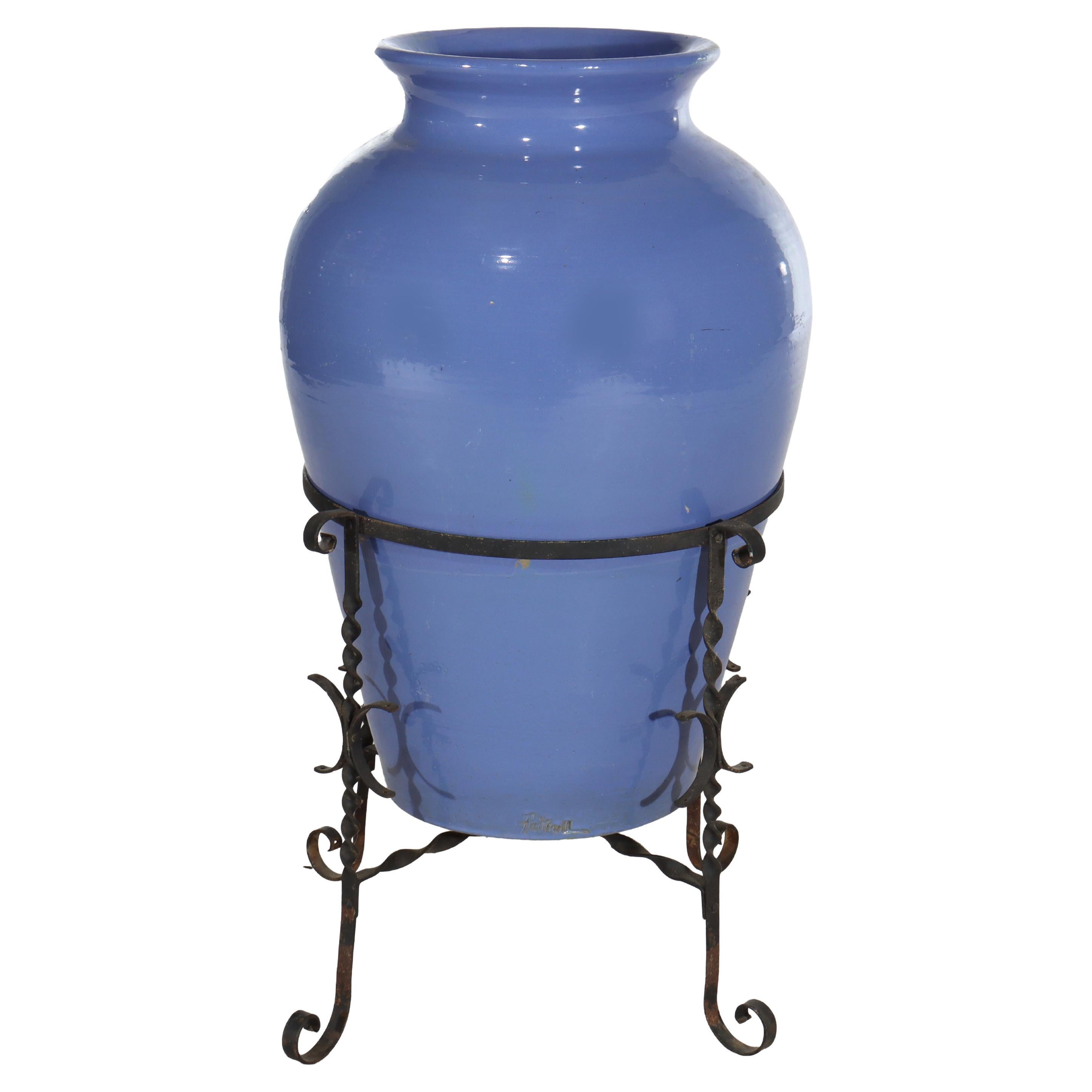 Monumentale antike Arts 
Crafts Keramik Ölkrug mit schmiedeeisernen Stand c1920 im Angebot