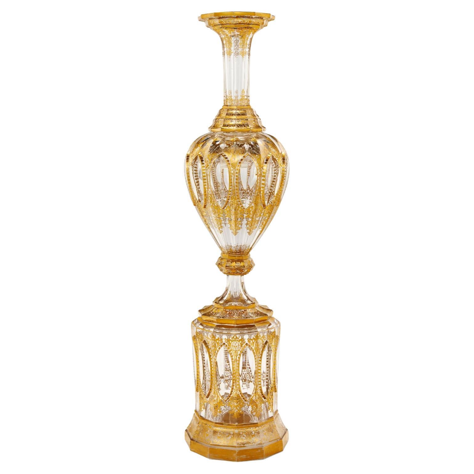 Monumentale antike böhmische Vase aus vergoldetem Glas