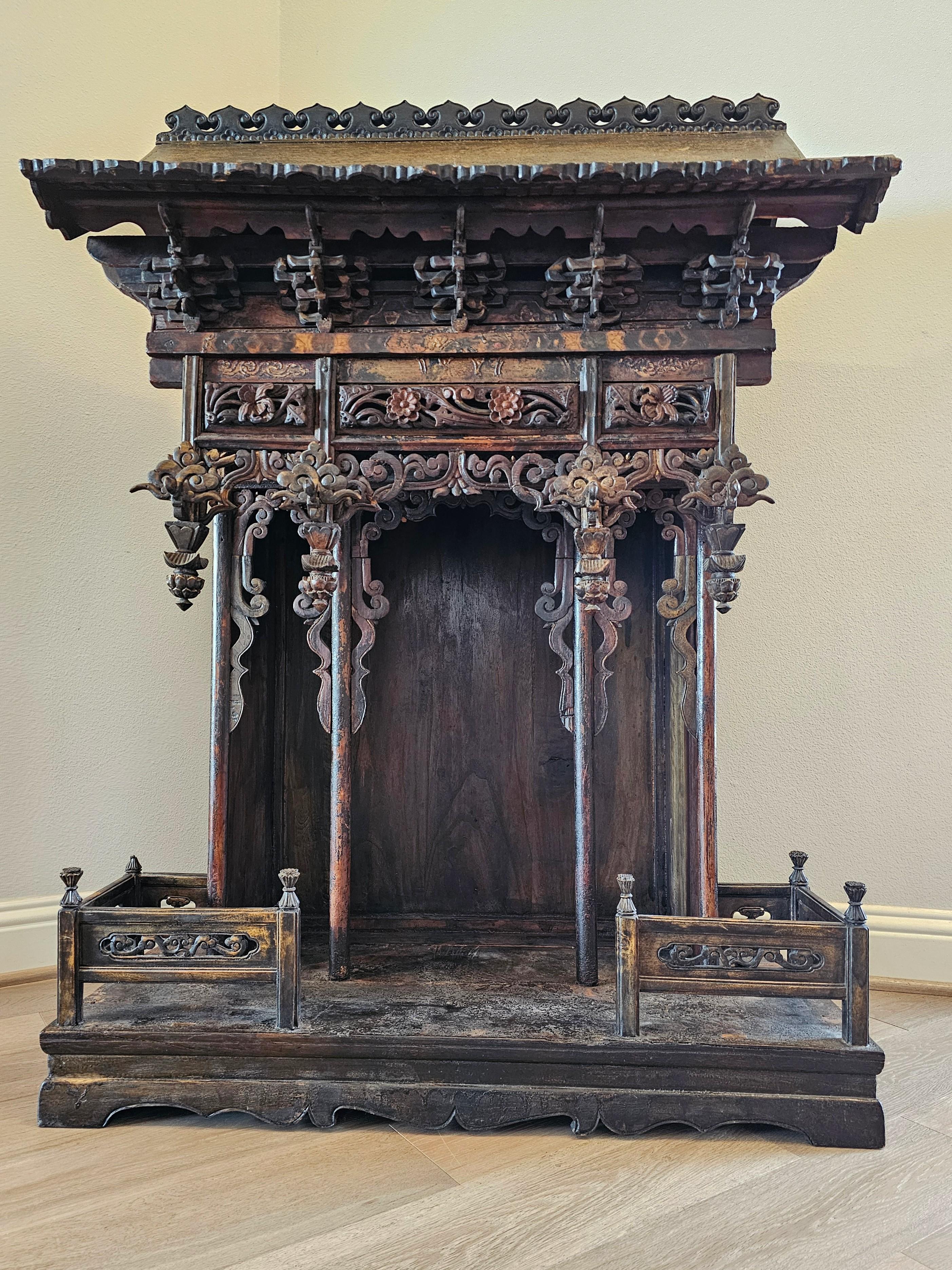 Un magnifico santuario architettonico ancestrale della dinastia Qing (1636-1912). 

XIX secolo, Cina, eccezionale esecuzione della tradizionale architettura cinese antica a forma di tempio con struttura in legno, squisitamente lavorata a mano e