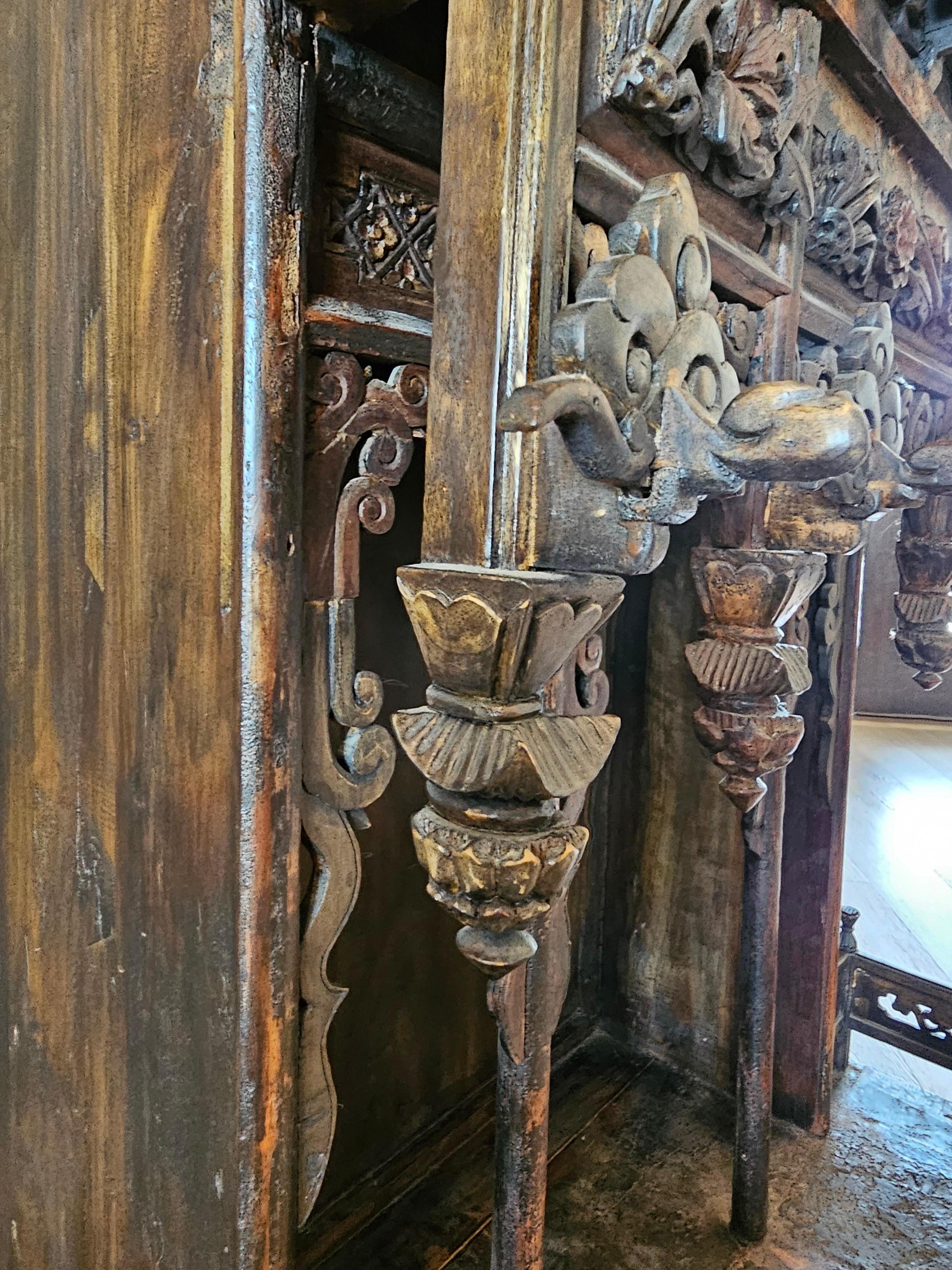 Antico santuario monumentale cinese degli antenati In condizioni buone a Forney, TX
