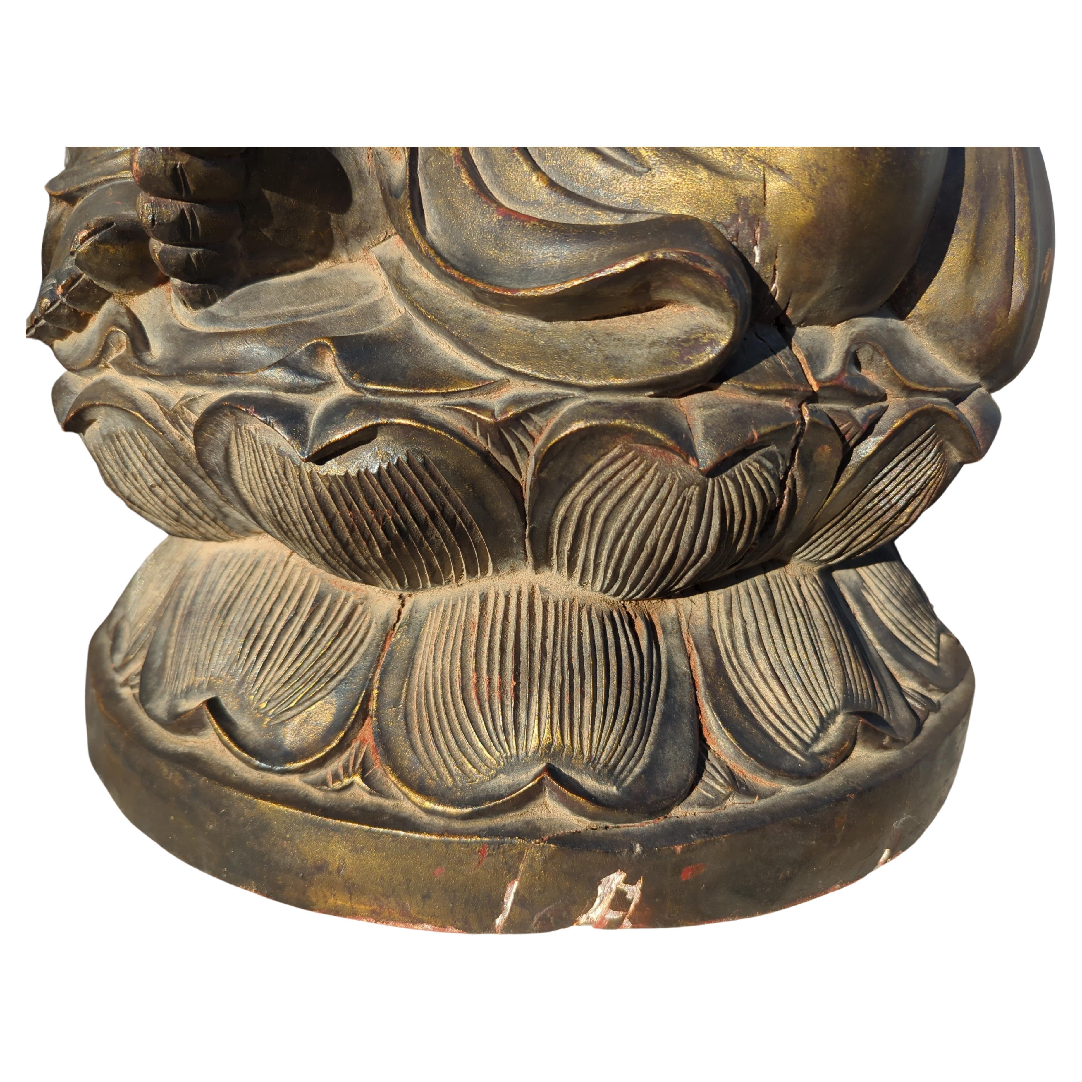 Monumental Bouddha Budai Hotai en bois doré chinois ancien de 23 pouces sur assise de lotus, vers 1940 en vente 3