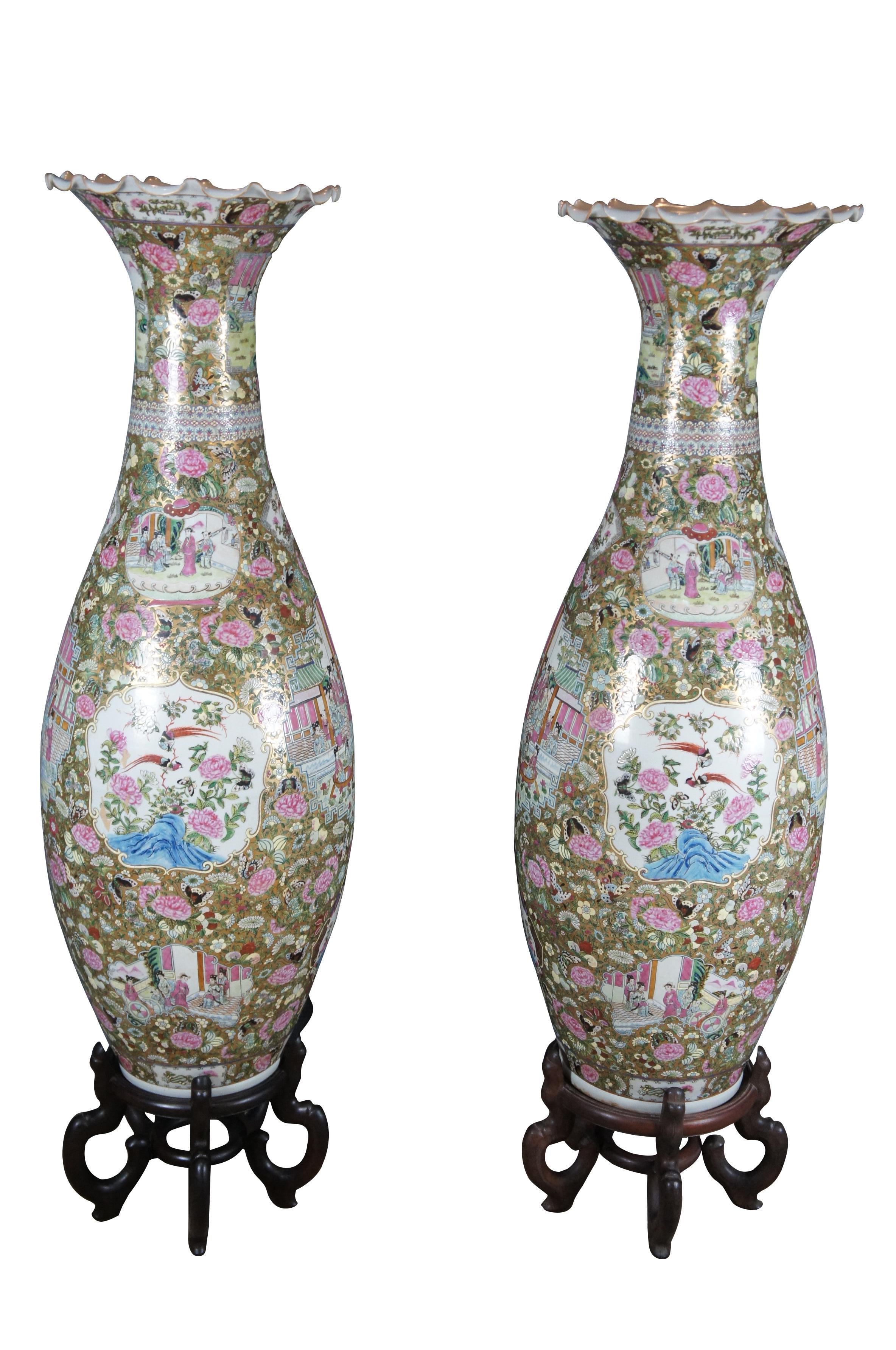 Exportation chinoise Monumentaux vases d'urnes de palais Famille Rose de Canton en porcelaine chinoise ancienne 53 po. en vente