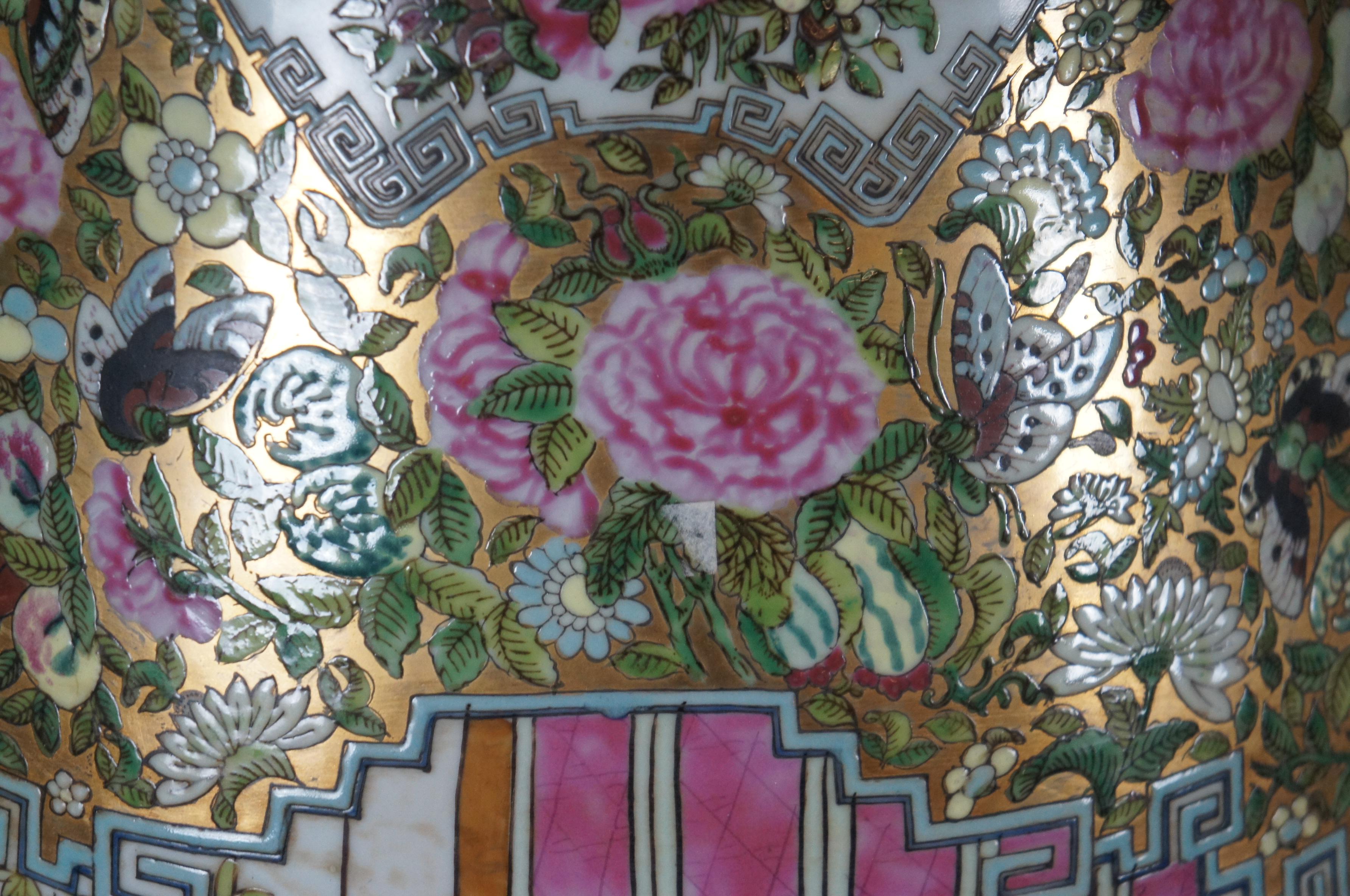 Porcelaine Monumentaux vases d'urnes de palais Famille Rose de Canton en porcelaine chinoise ancienne 53 po. en vente