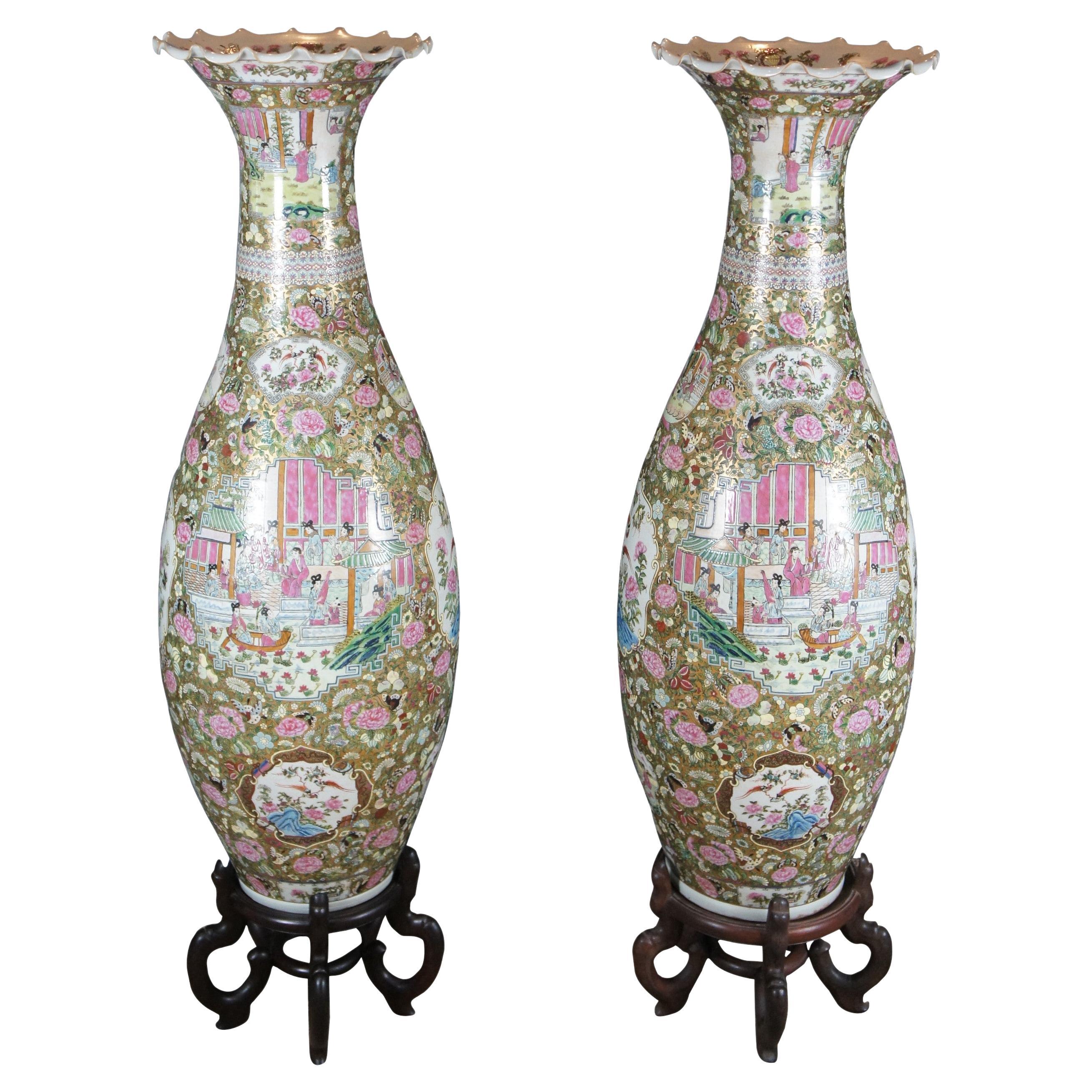 Monumentaux vases d'urnes de palais Famille Rose de Canton en porcelaine chinoise ancienne 53 po. en vente