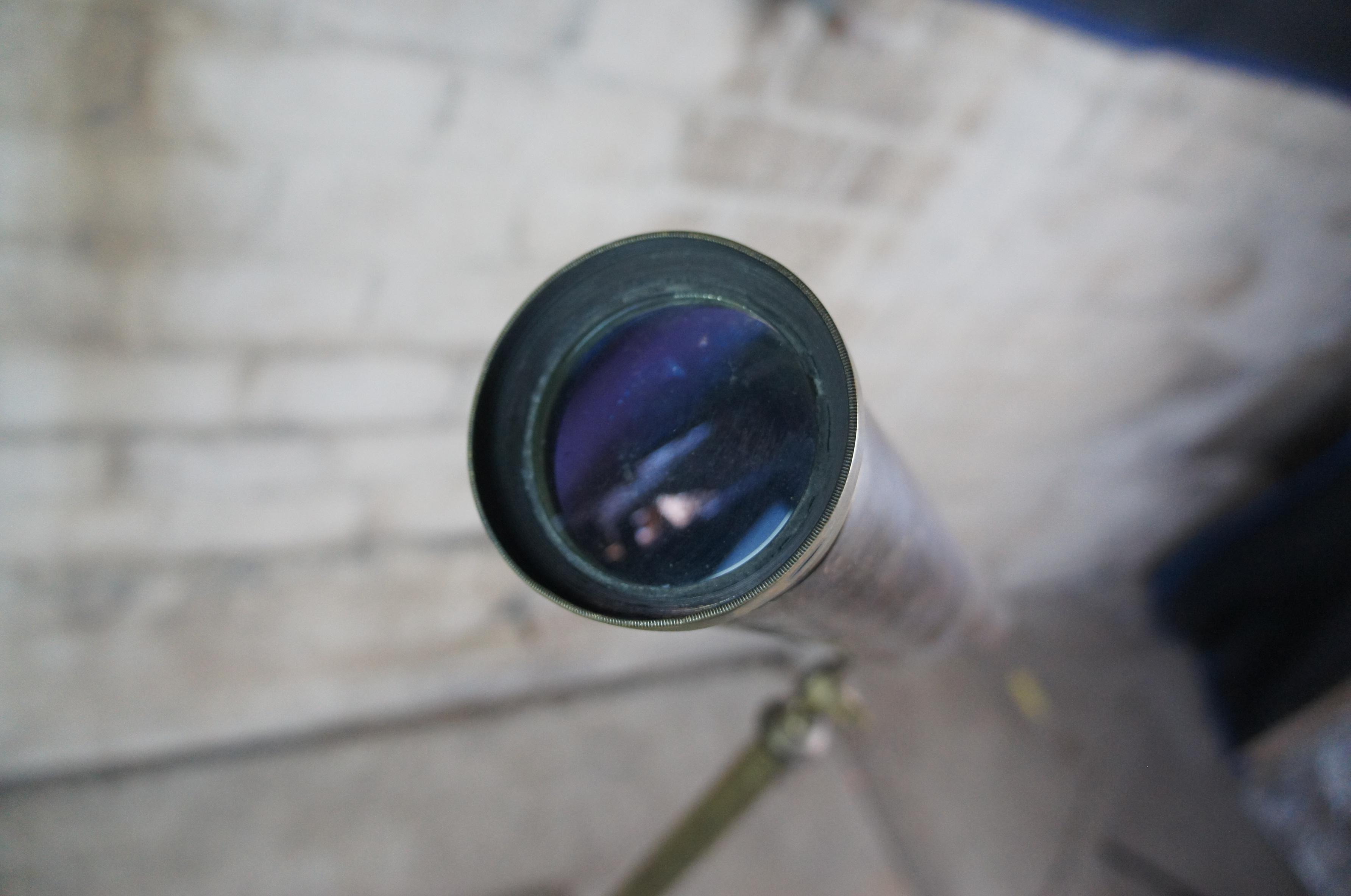 Laiton Monumental télescope maritime ancien à trois pieds en laiton anglais - Instrument nautique  en vente