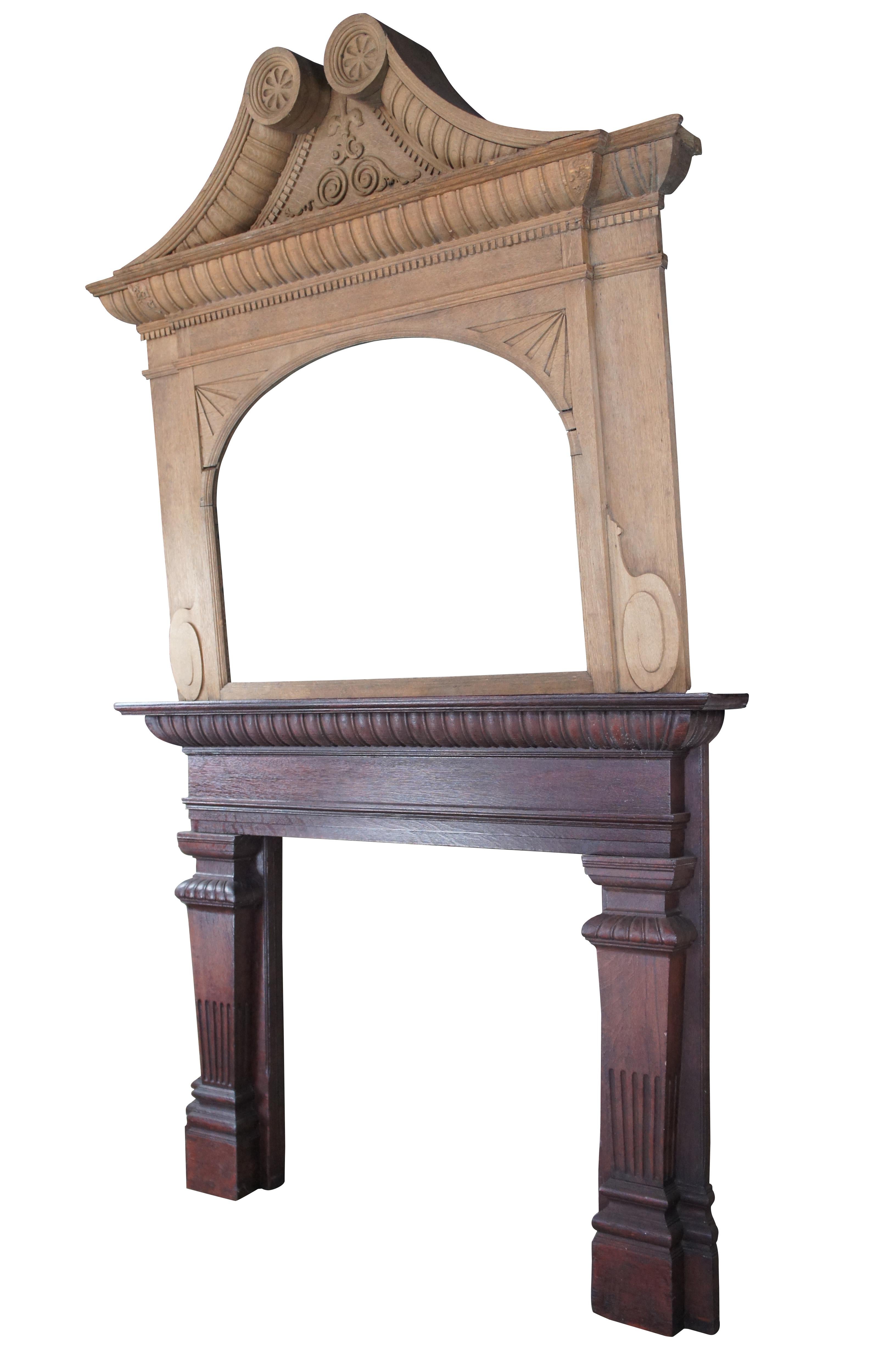 Cheminée et trumeau anciens de style géorgien anglais. D'une hauteur de plus de 2 mètres, il constitue un ajout majestueux à toute salle de séjour ou grande salle.  Fabriqué en chêne avec de grandes colonnes cannelées le long de la façade et des