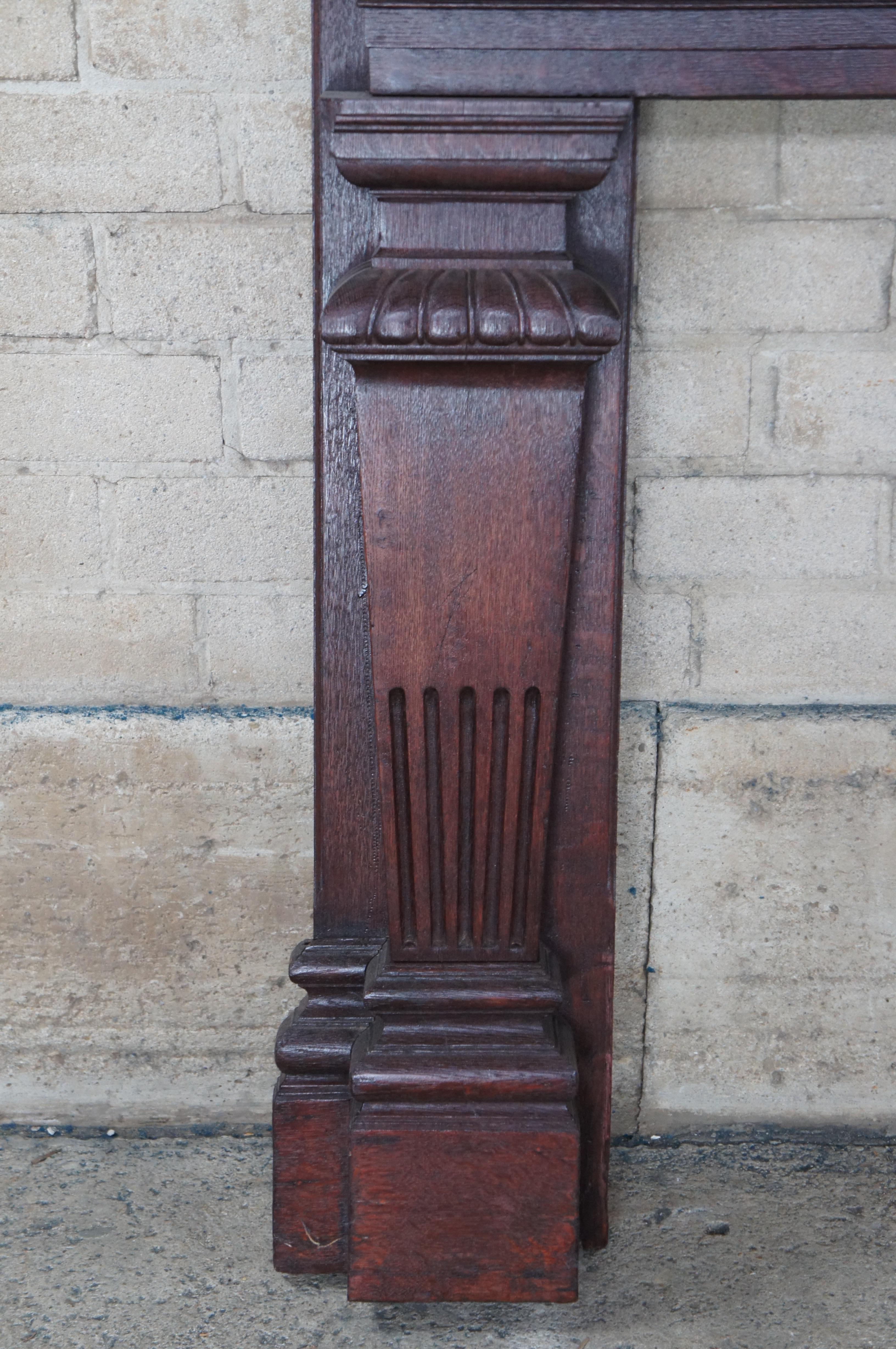 20ième siècle Monumentale cheminée anglaise géorgienne ancienne en chêne sculpté 112 po. en vente