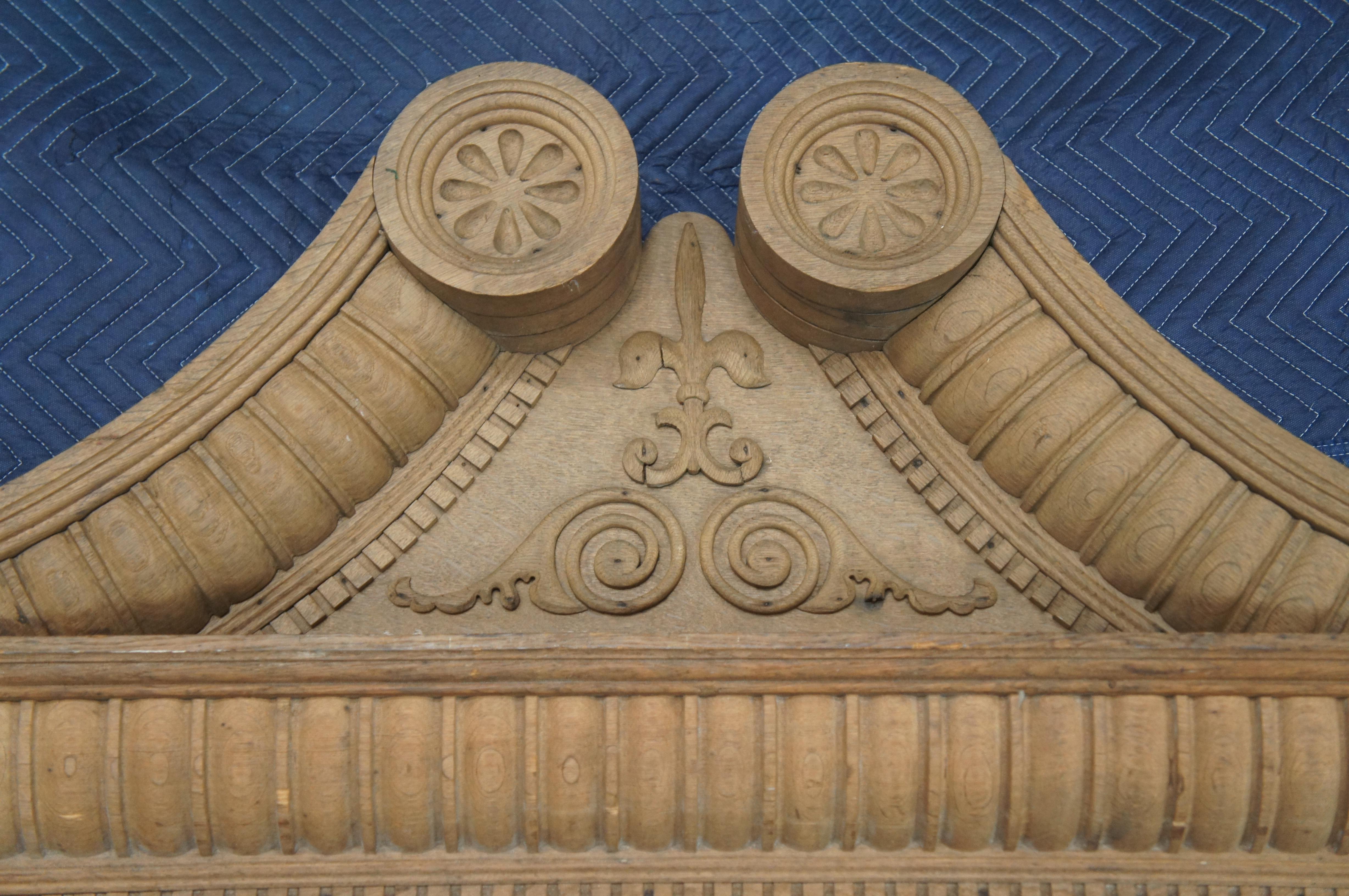 Chêne Monumentale cheminée anglaise géorgienne ancienne en chêne sculpté 112 po. en vente