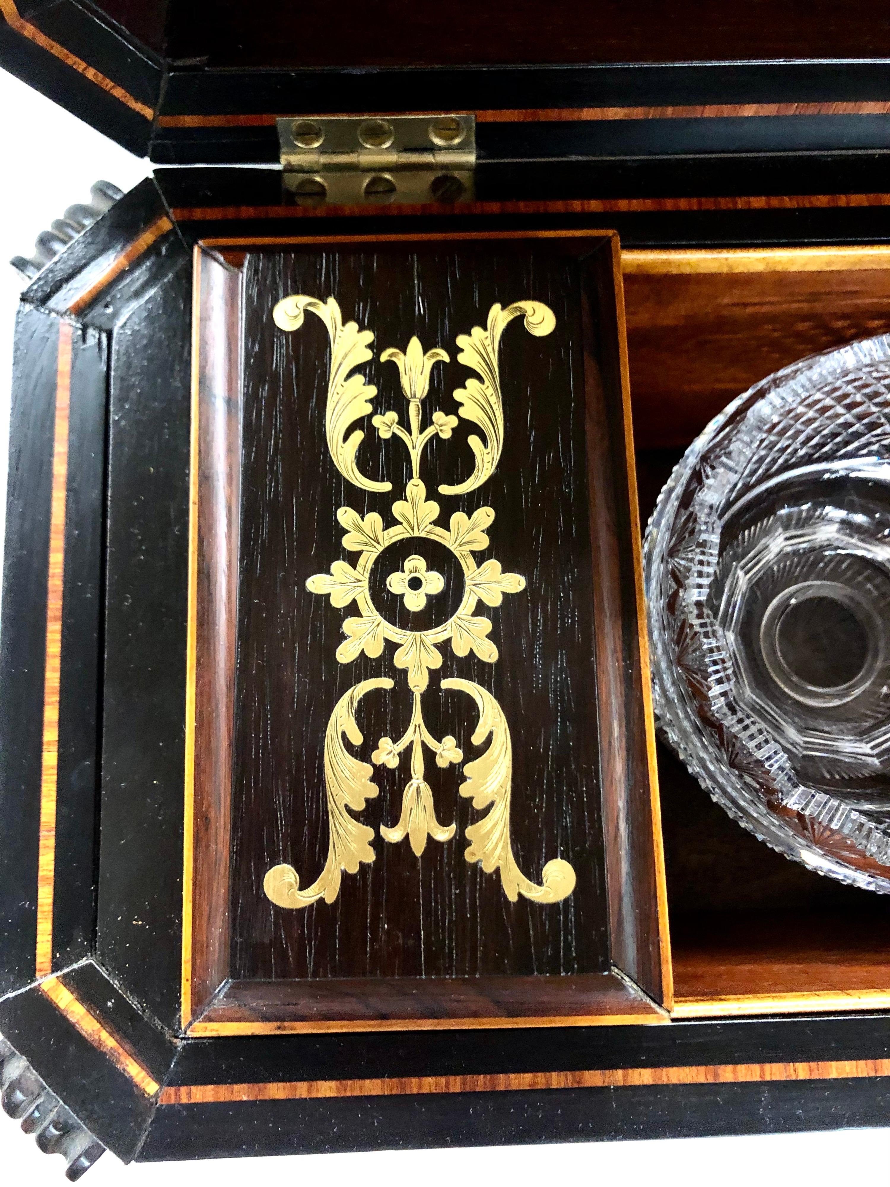 Monumentale boîte à thé antique anglaise de style Régence en laiton incrusté de bois de rose avec sarcophage en vente 5