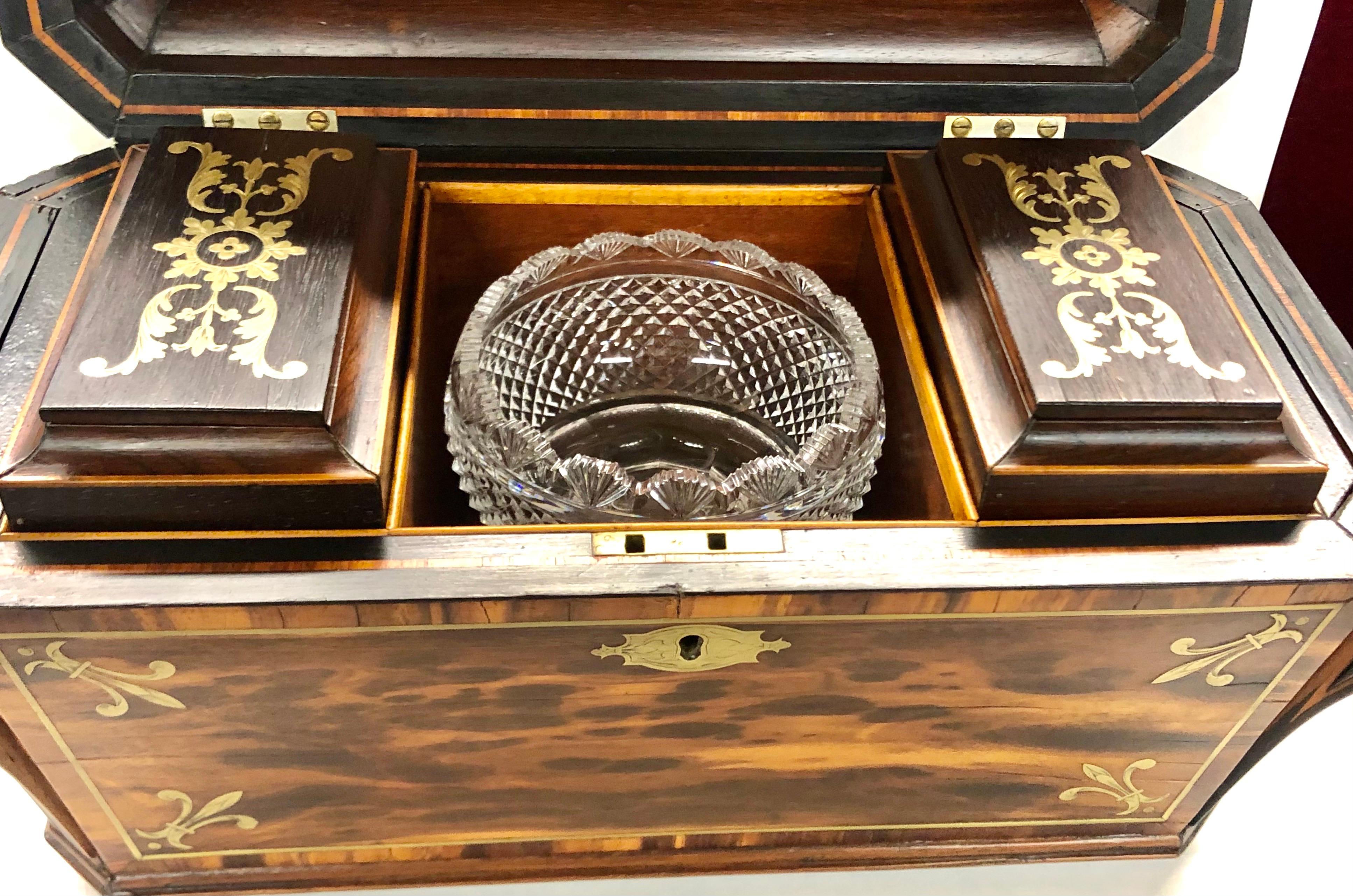 Monumentale boîte à thé antique anglaise de style Régence en laiton incrusté de bois de rose avec sarcophage en vente 8