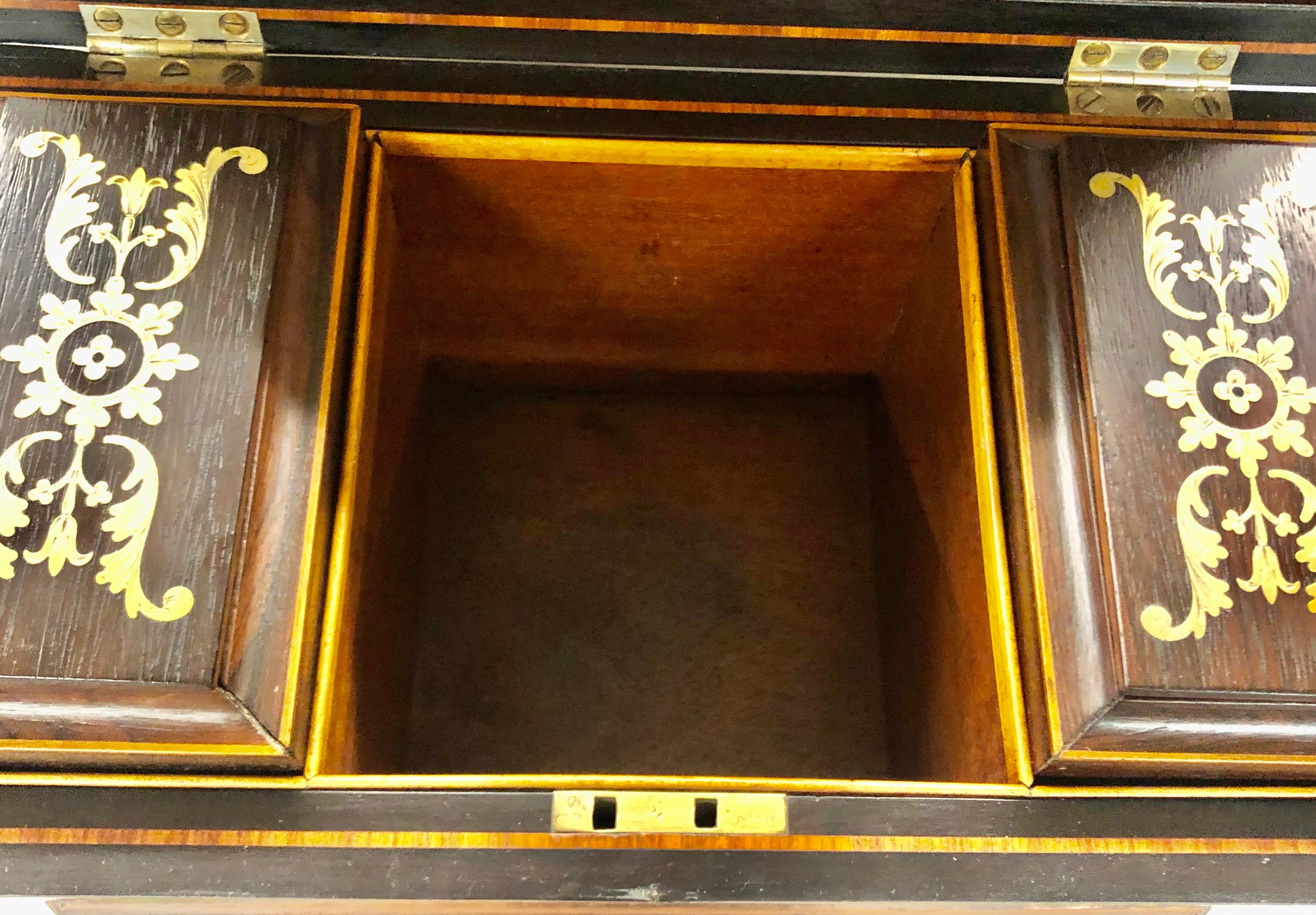 Monumentale boîte à thé antique anglaise de style Régence en laiton incrusté de bois de rose avec sarcophage en vente 9