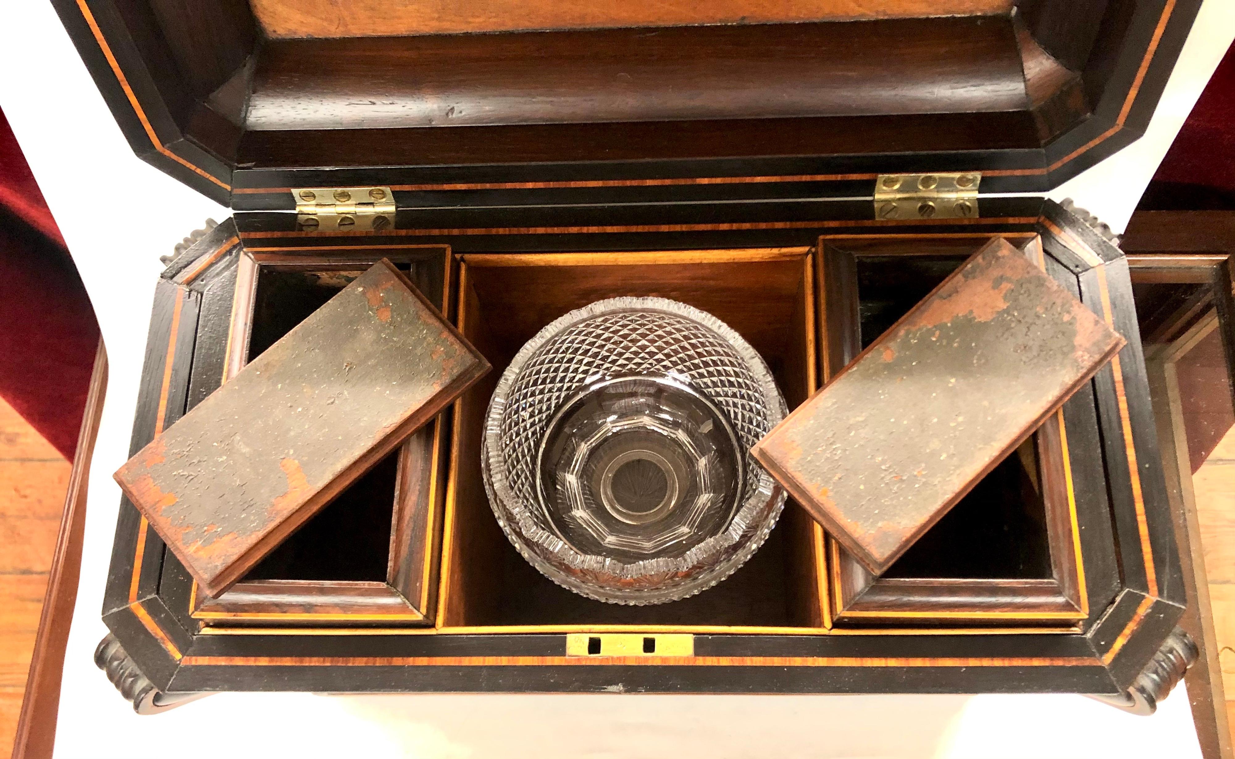 Monumentale boîte à thé antique anglaise de style Régence en laiton incrusté de bois de rose avec sarcophage Excellent état - En vente à Charleston, SC