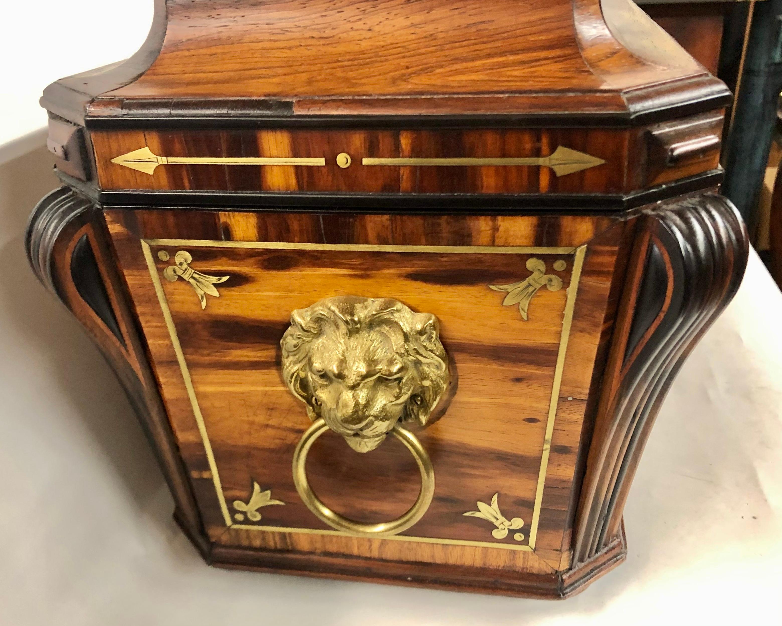 Monumentale boîte à thé antique anglaise de style Régence en laiton incrusté de bois de rose avec sarcophage en vente 1
