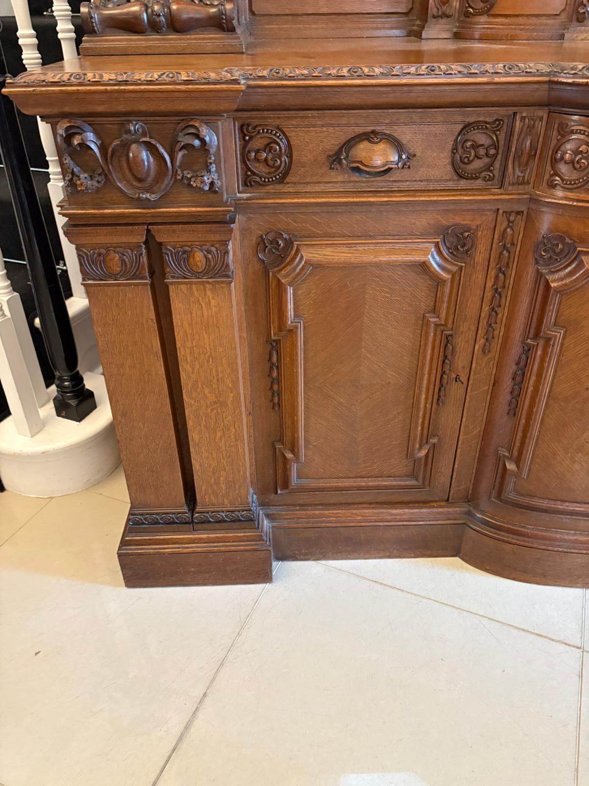 Monumentale credenza antica in Oak intagliata di qualità da Maple & Co. in vendita 2