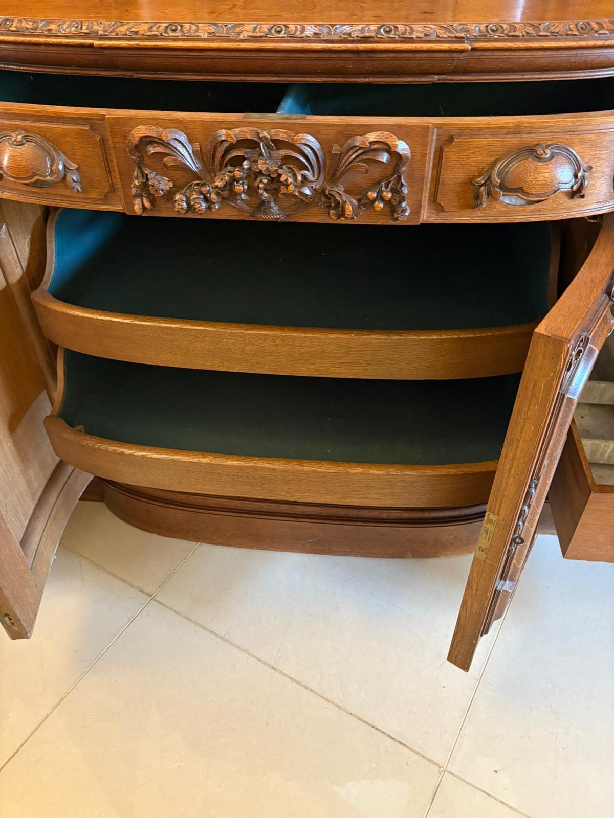 Monumentale credenza antica in Oak intagliata di qualità da Maple & Co. in vendita 3