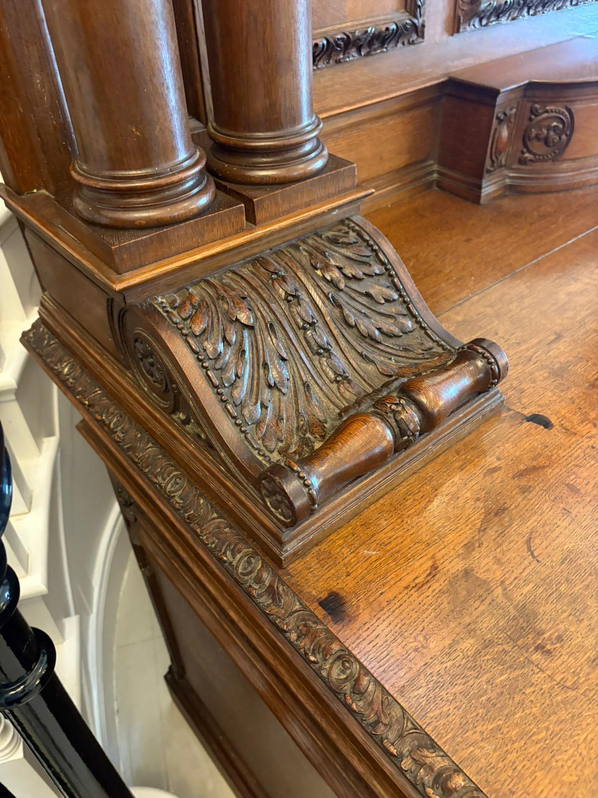 Monumentale credenza antica in Oak intagliata di qualità da Maple & Co. in vendita 4