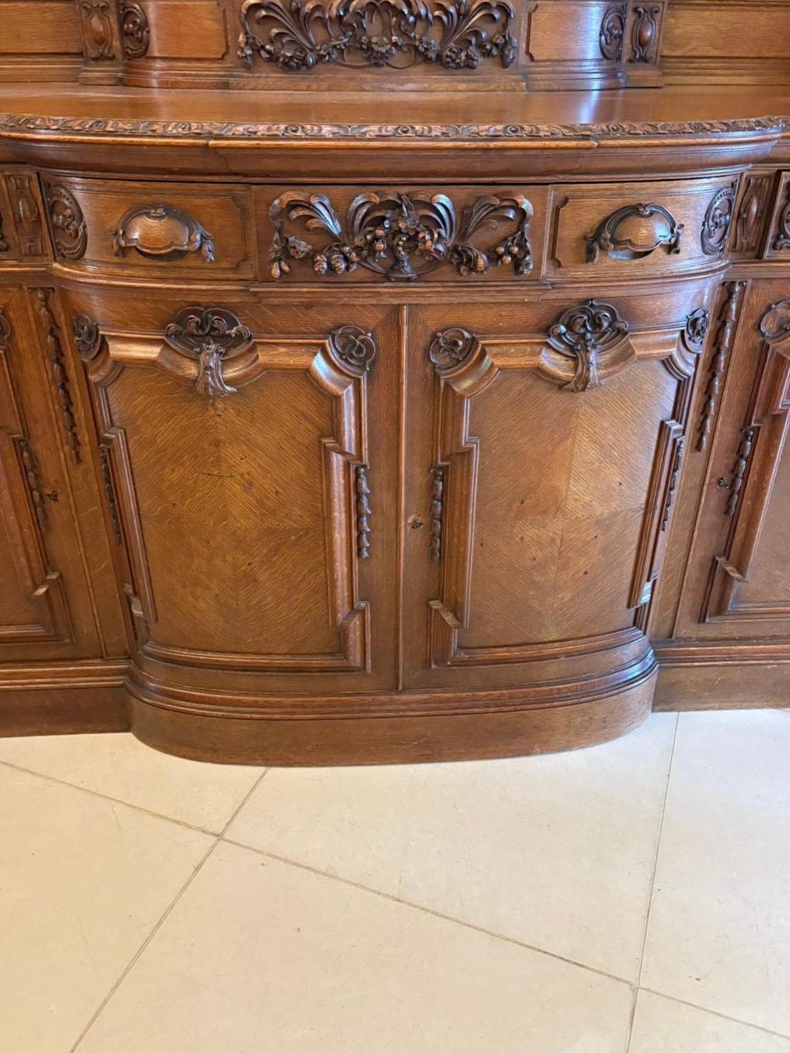 Monumentale credenza antica in Oak intagliata di qualità da Maple & Co. in vendita 10