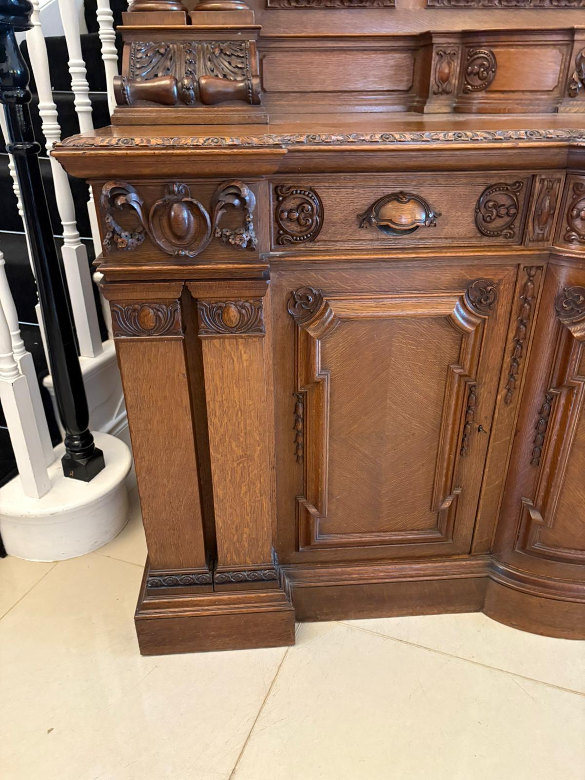 Monumentale credenza antica in Oak intagliata di qualità da Maple & Co. in vendita 11