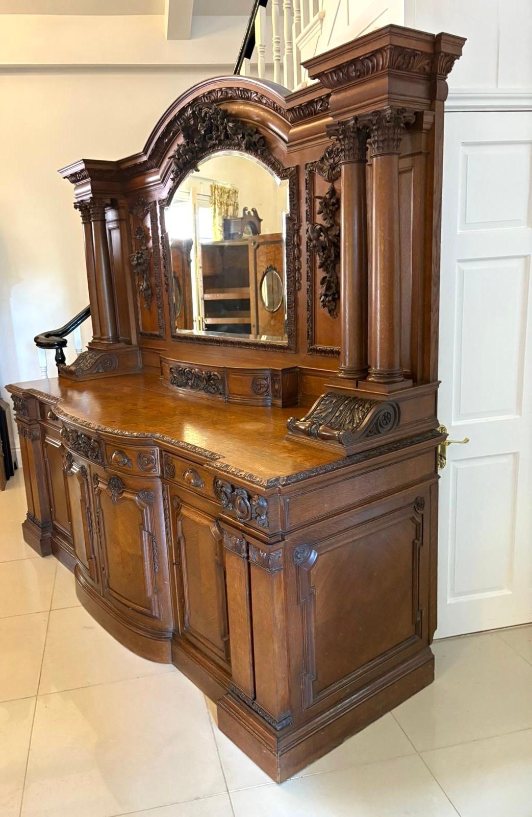 Vittoriano Monumentale credenza antica in Oak intagliata di qualità da Maple & Co. in vendita