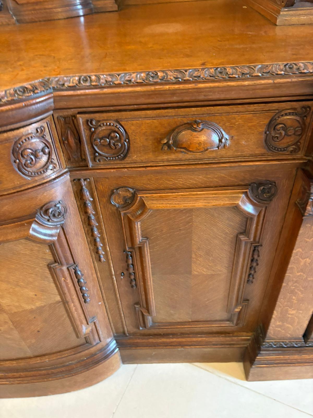 Quercia Monumentale credenza antica in Oak intagliata di qualità da Maple & Co. in vendita