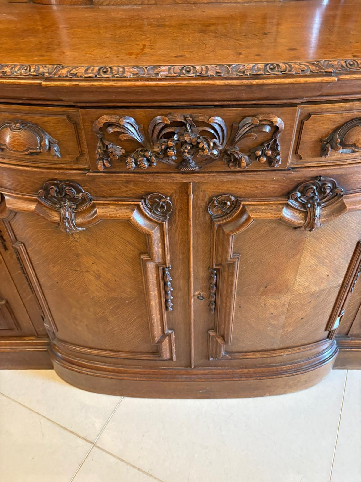 Monumentale credenza antica in Oak intagliata di qualità da Maple & Co. in vendita 1