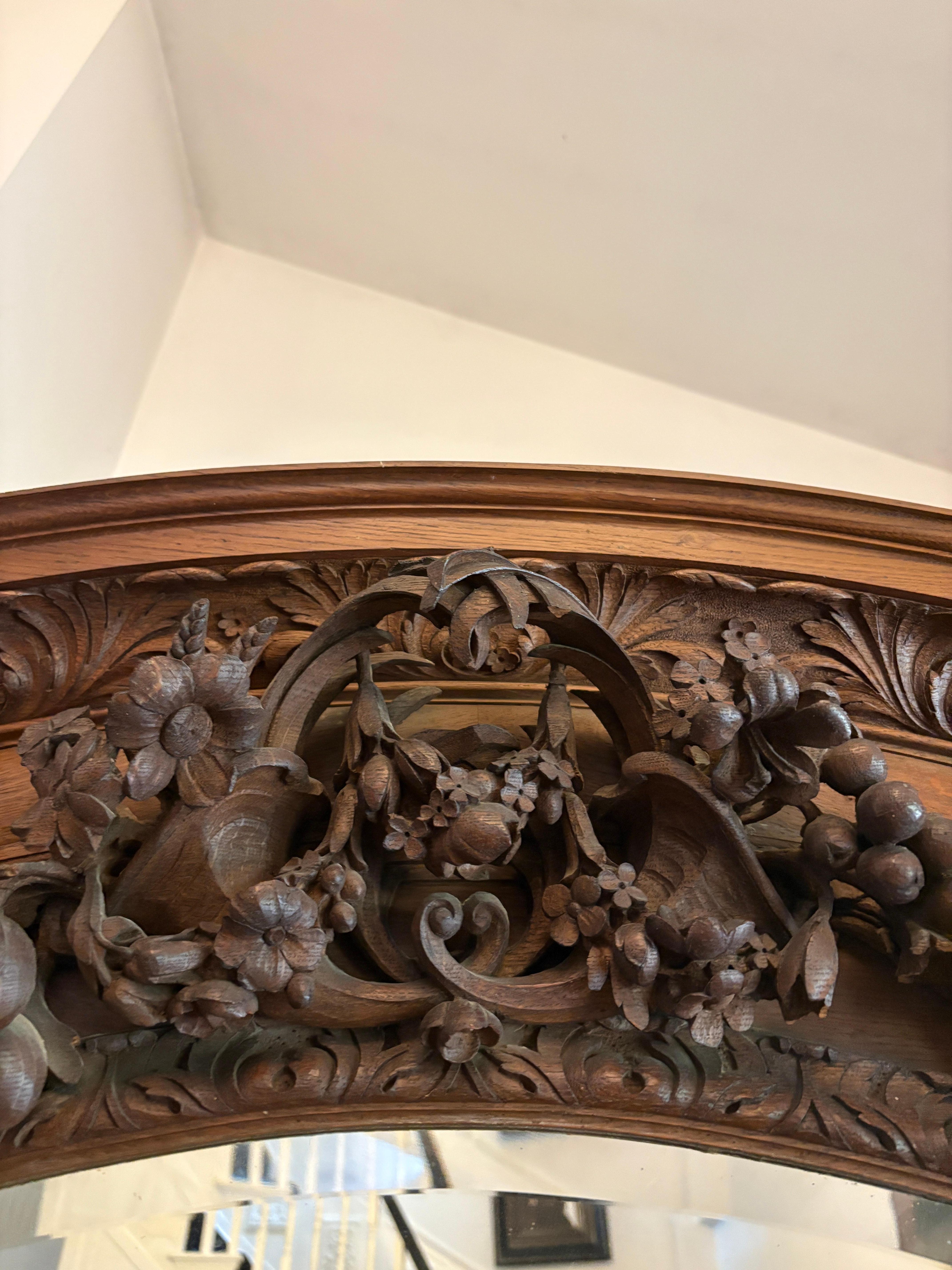 Inglese Monumentale credenza antica in Oak intagliata di qualità da Maple & Co. in vendita