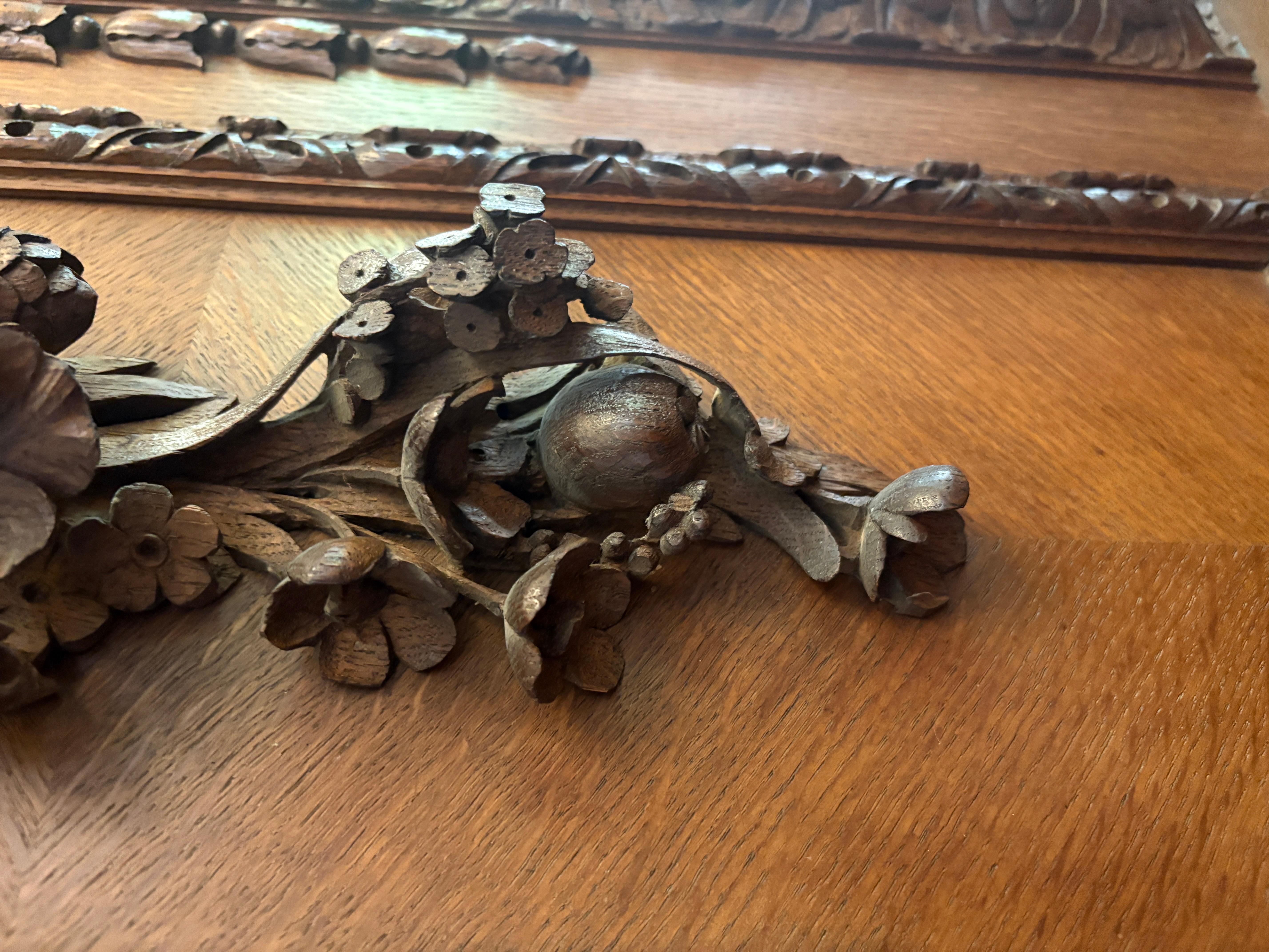 XIX secolo Monumentale credenza antica in Oak intagliata di qualità da Maple & Co. in vendita