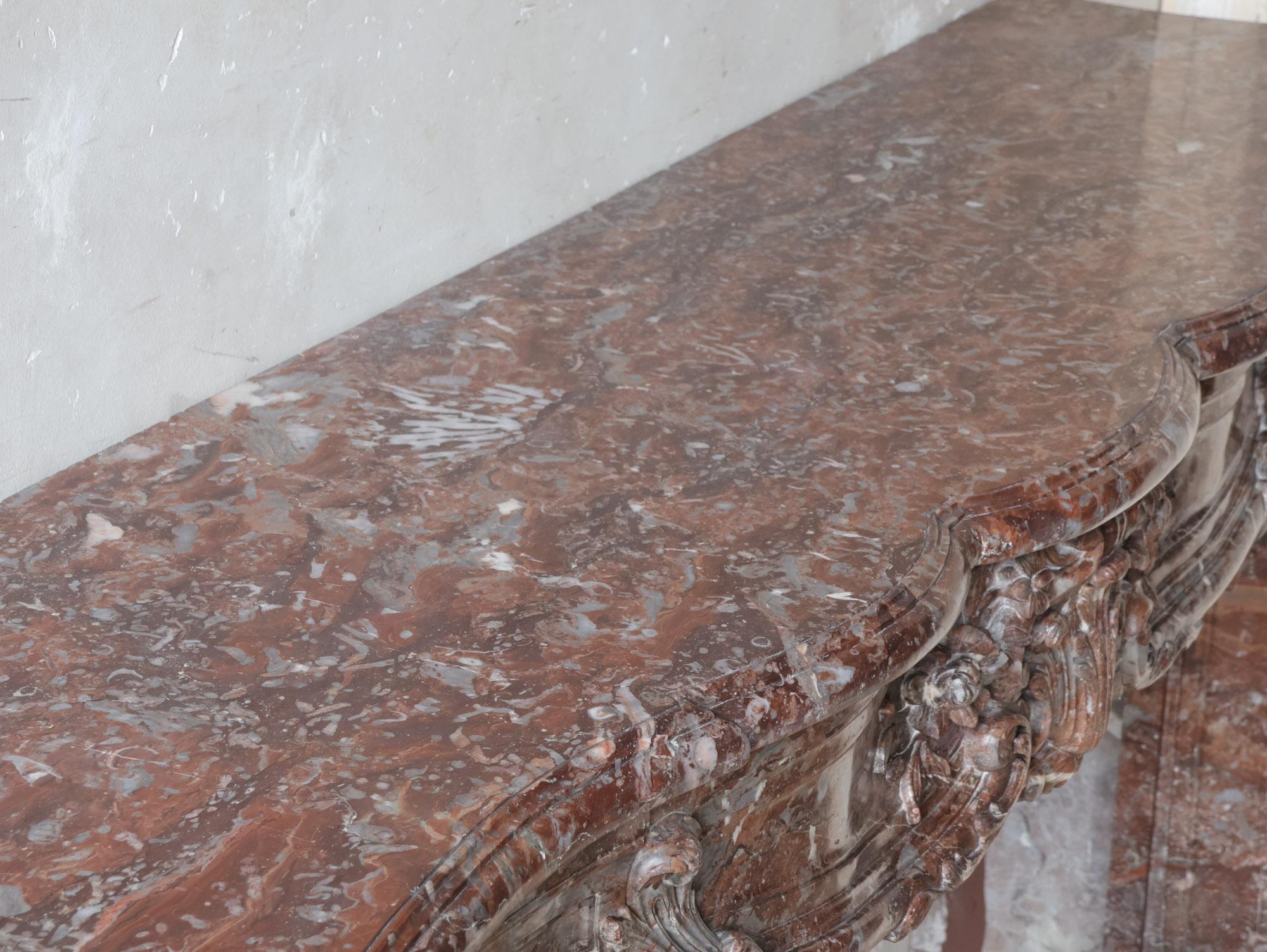 Monumental chimenea antigua de mármol Rouge Royal - Obra maestra ricamente ornamentada en venta 5