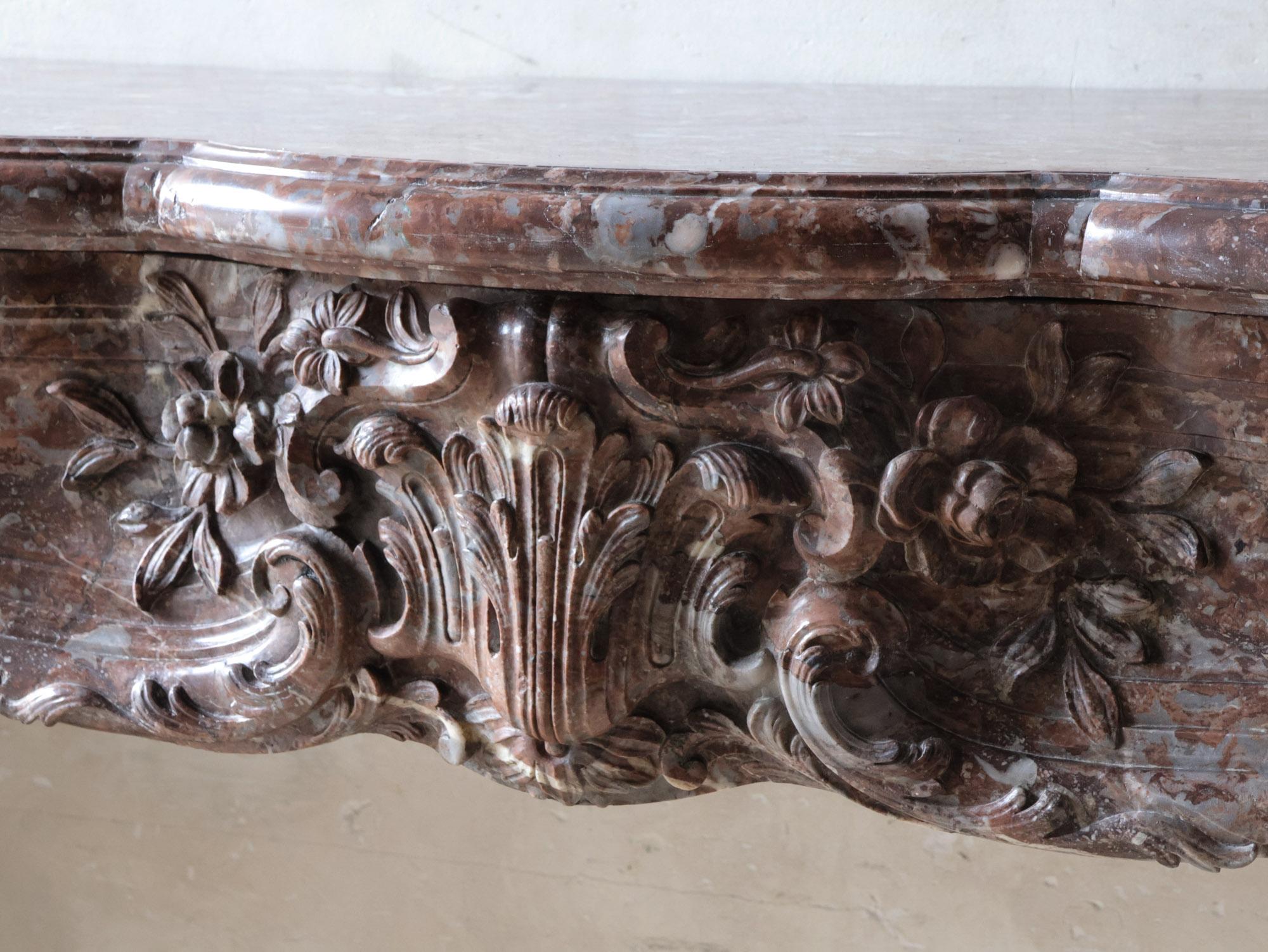 Monumental chimenea antigua de mármol Rouge Royal - Obra maestra ricamente ornamentada en venta 6